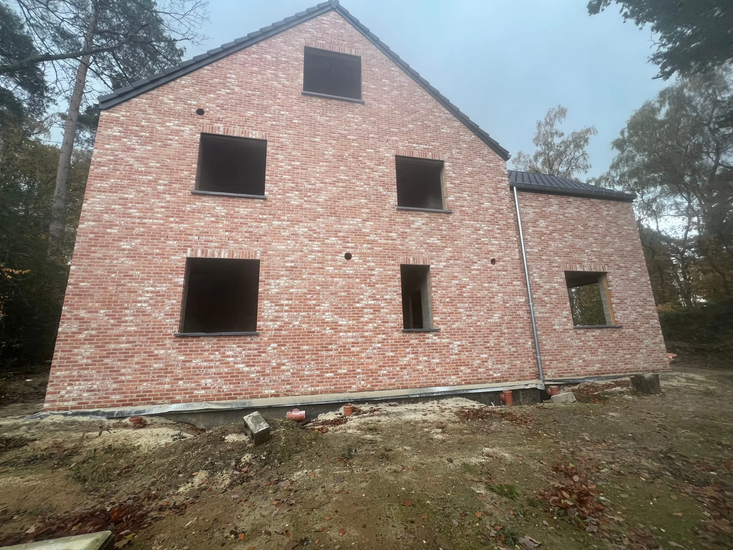 Pignon de la maison entièrement habillé de parement en briques