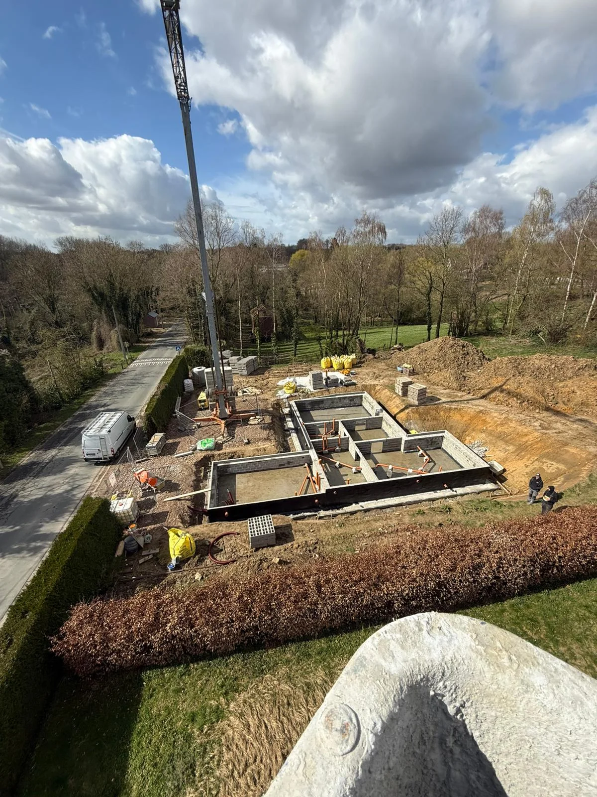 Vue en hauteur des fondations implantées dans le terrain en pente