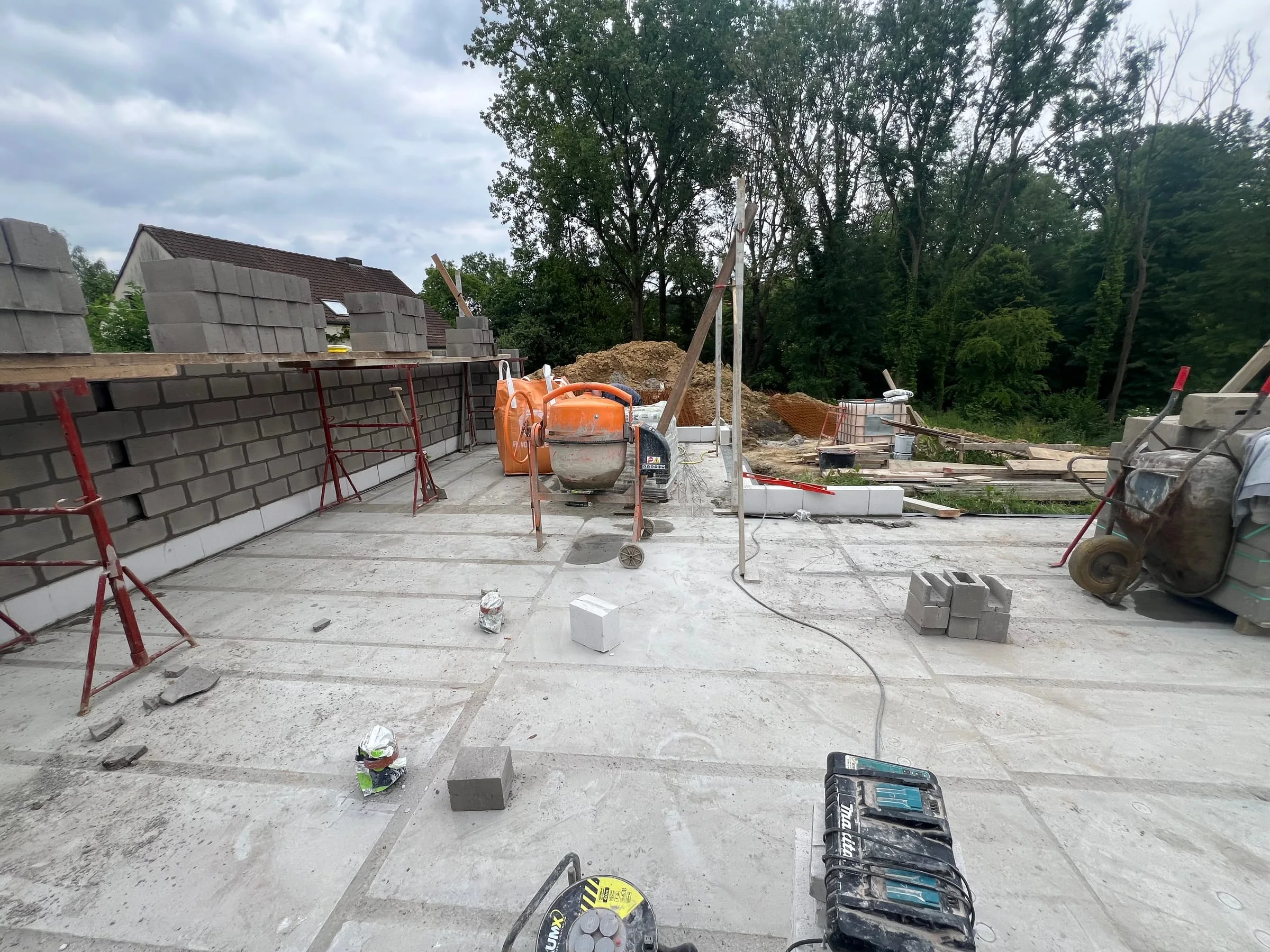 Premiers rangs de blocs montés sur la dalle de la maison