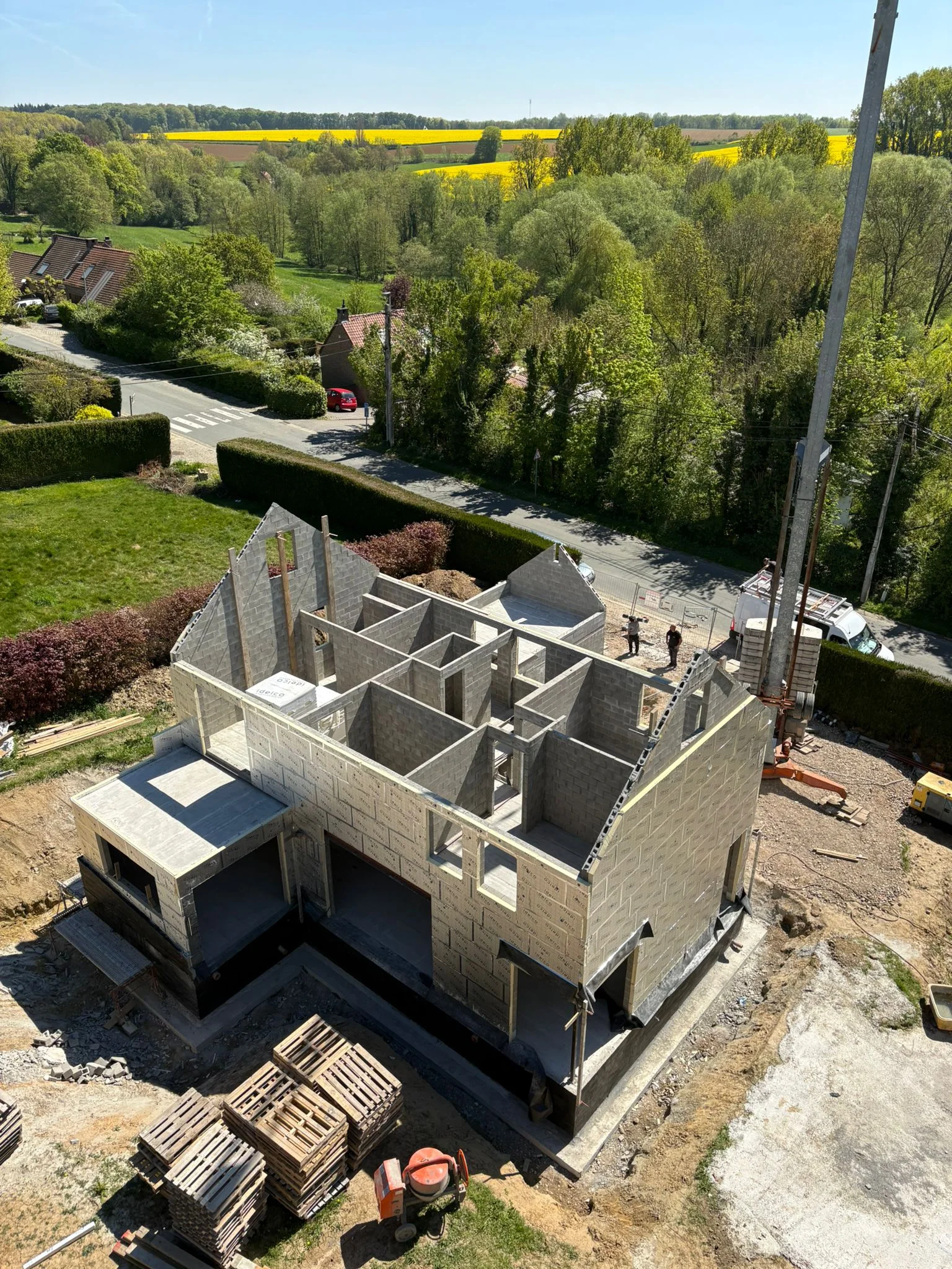 Vue aérienne des volumes principaux de la maison en construction