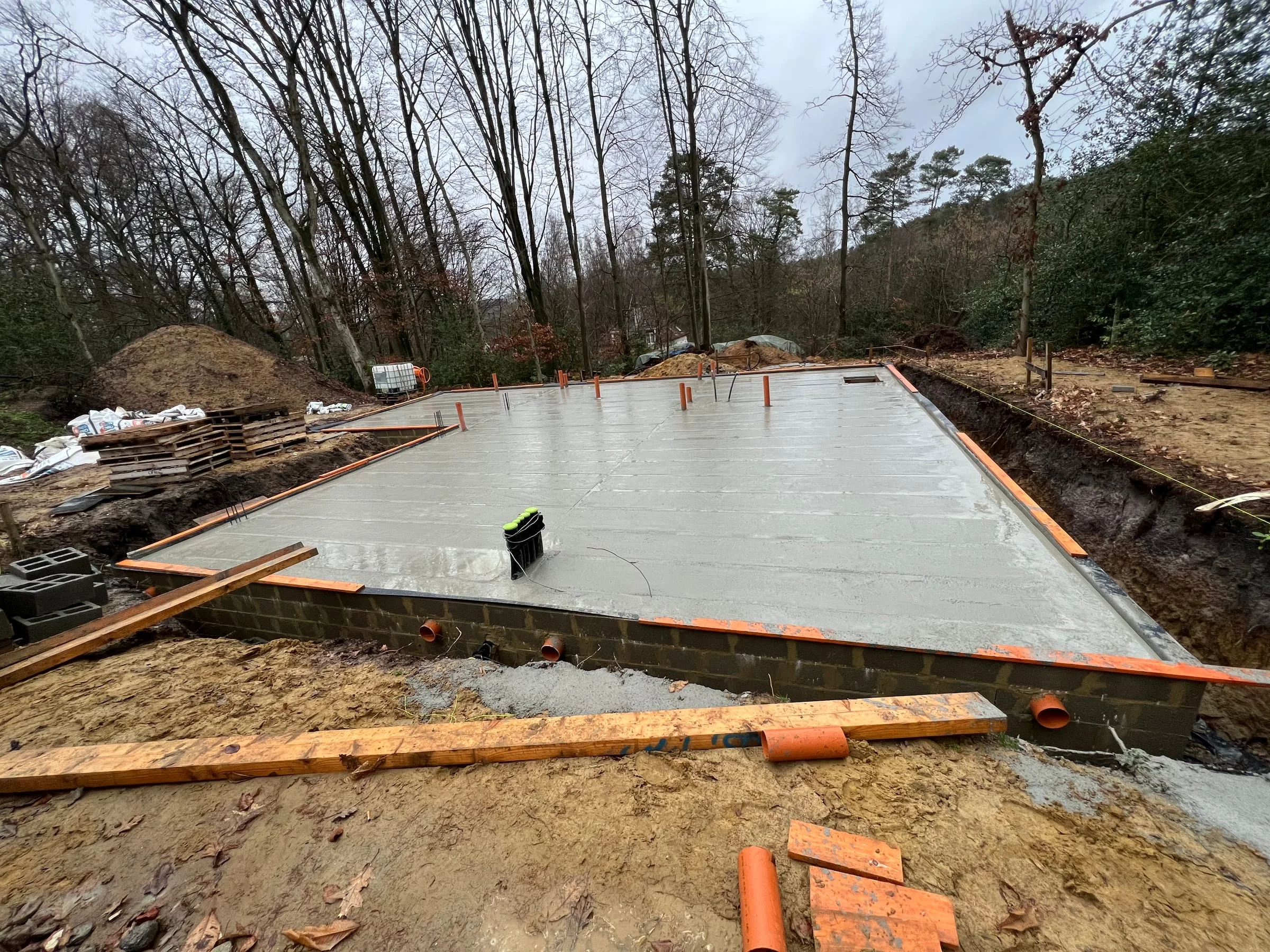 Dalle en béton fraîchement réalisée pour la nouvelle construction