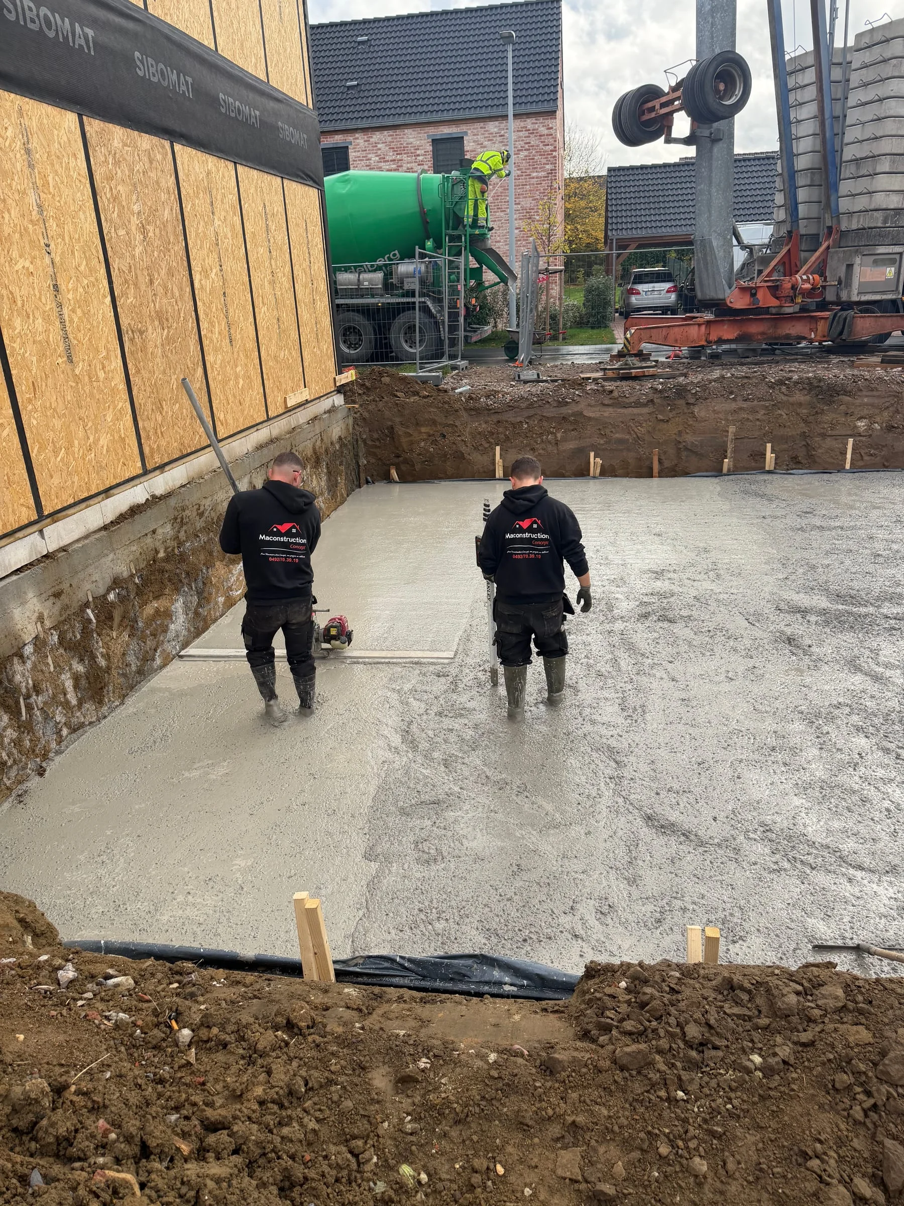 Dalle en béton réalisée au niveau inférieur de la construction