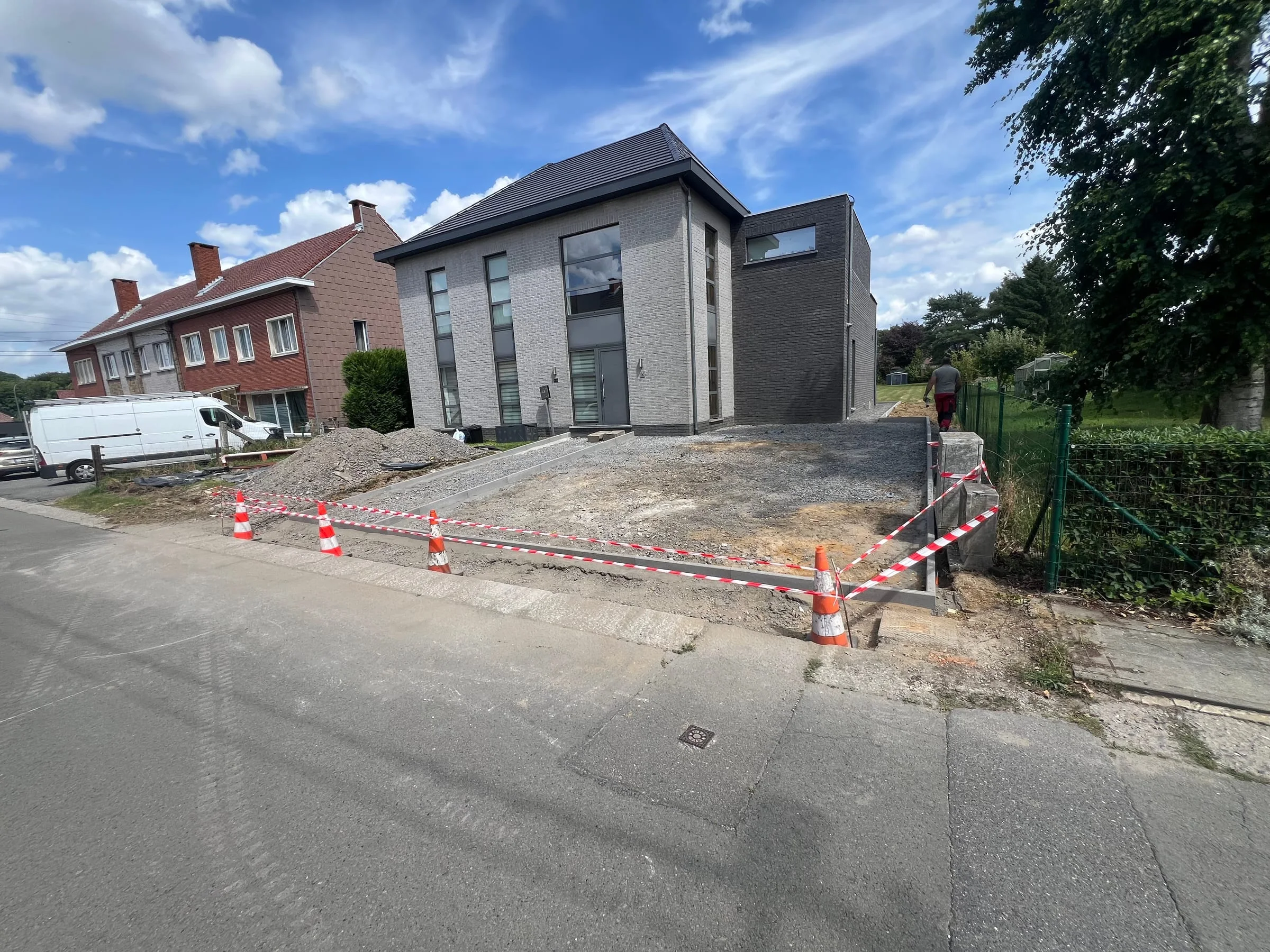 Préparation du terrain devant l’habitation pour la création du parking pavé