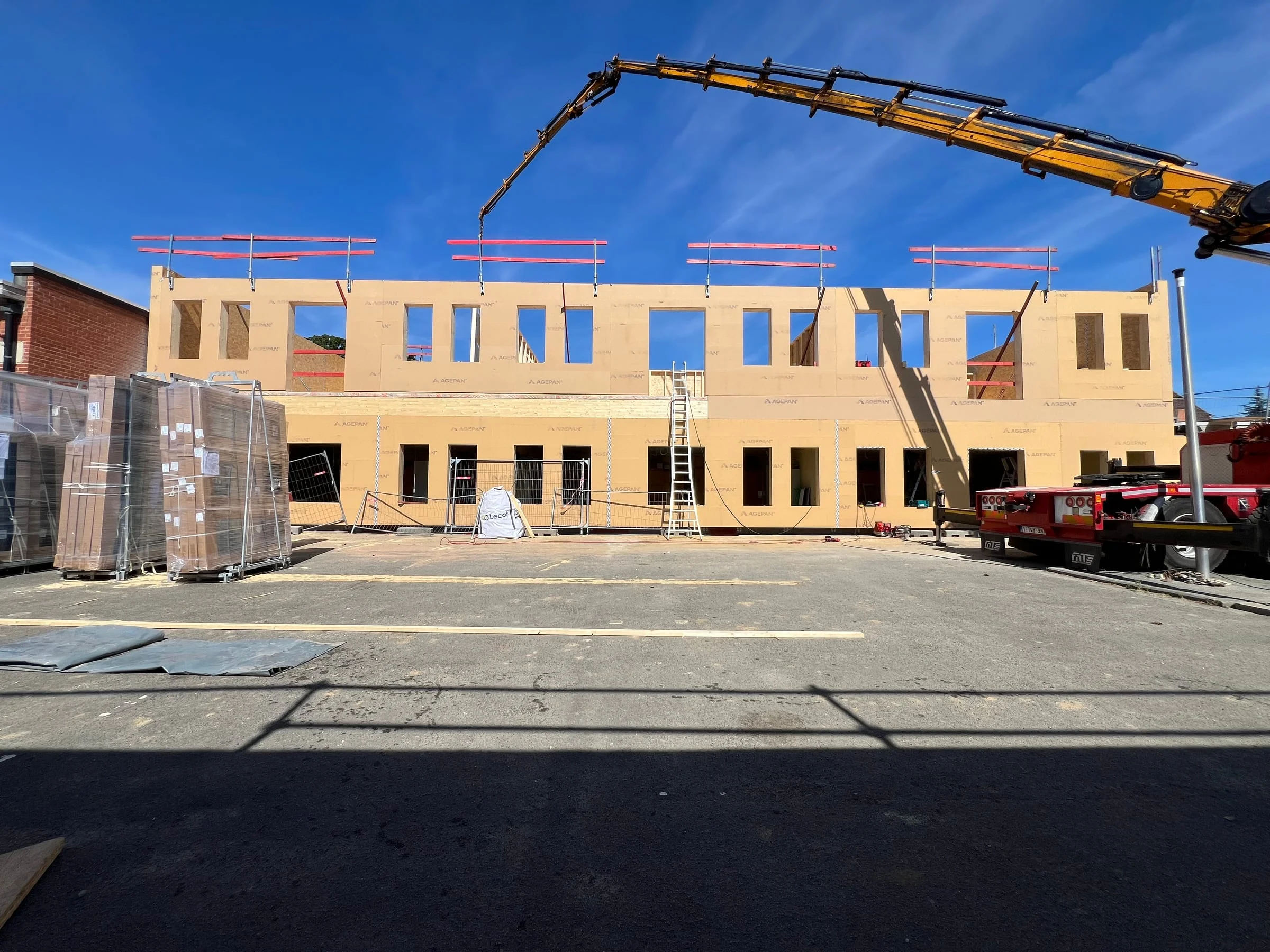Nouvelle façade en ossature bois en cours de montage à l’école