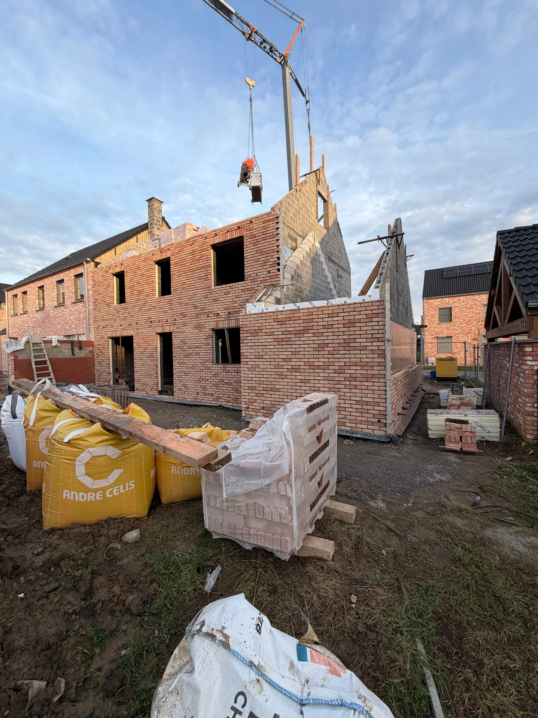 Élévation de la façade en briques avec les pignons en construction