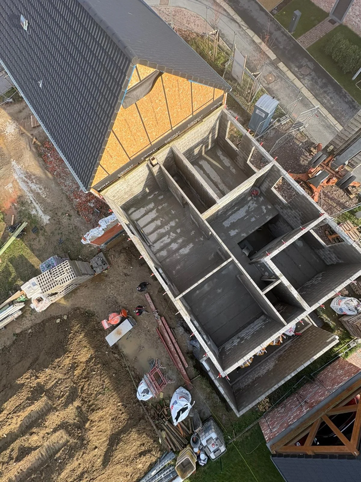 Vue en hauteur des fondations et des premiers volumes de la maison