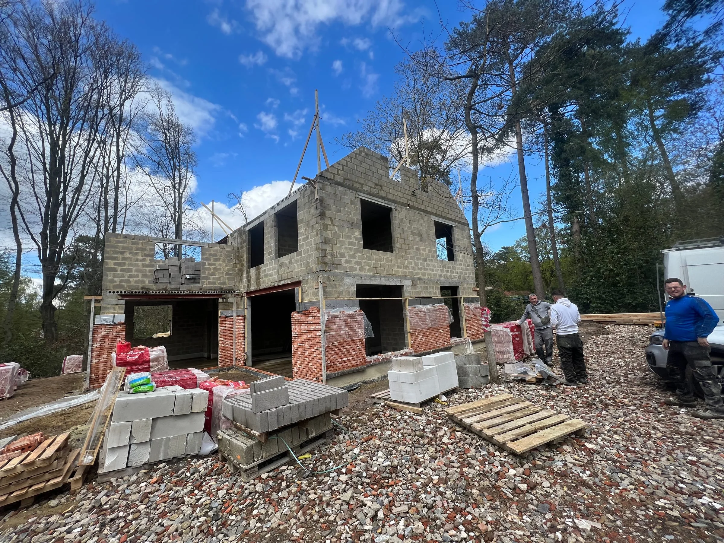 Vue générale de la maison en blocs avec parement en briques en cours