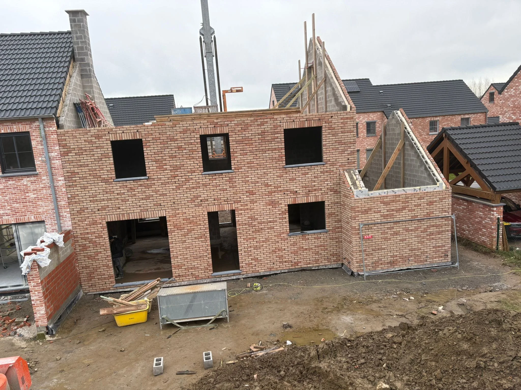 Façade avant en parement de briques pendant la construction