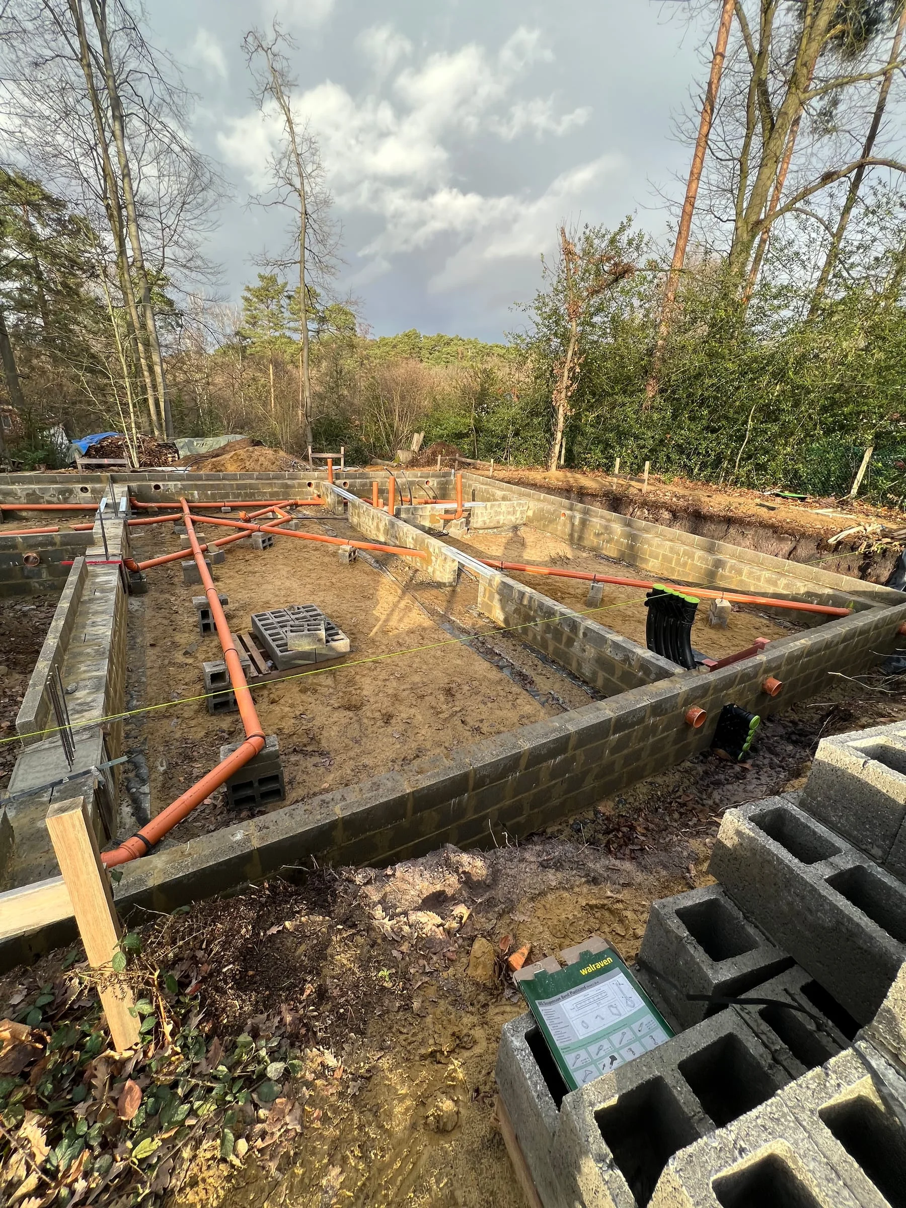 Fondations et réseaux préparés sur le terrain boisé de la nouvelle habitation