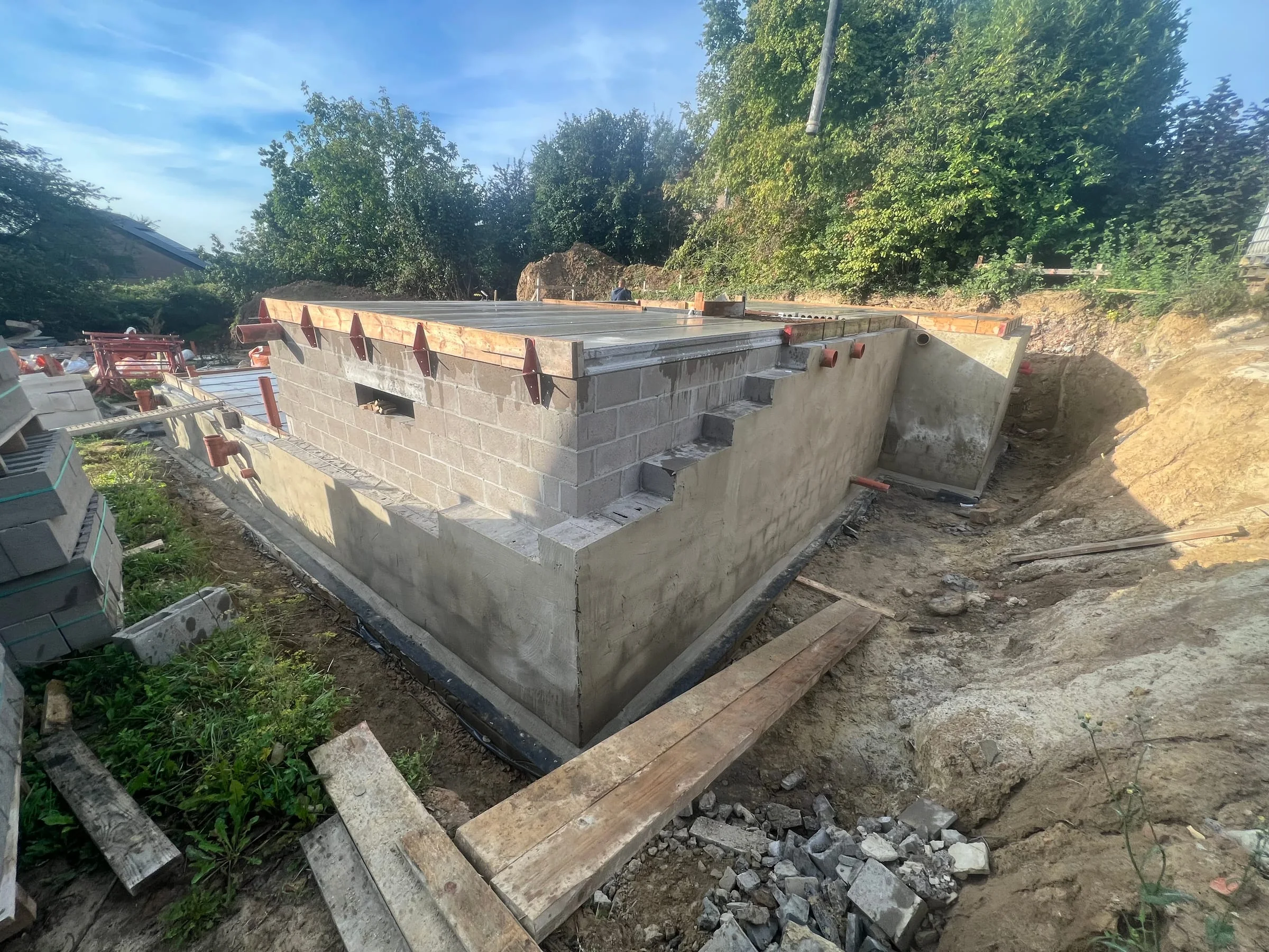 Murs du niveau inférieur construits contre le terrain en pente