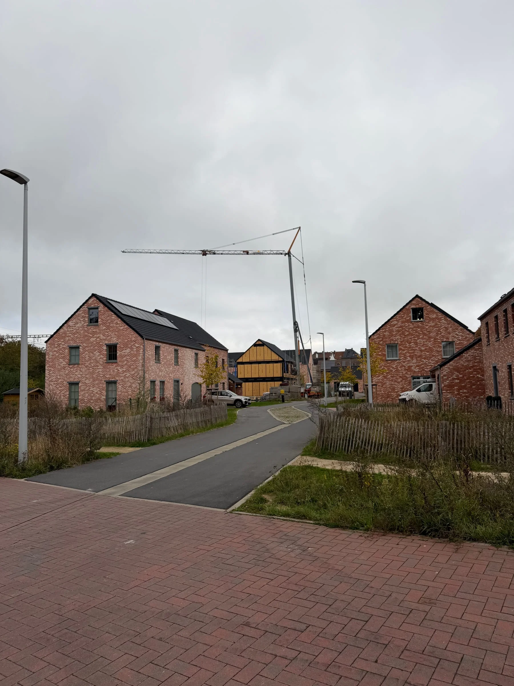 Vue du chantier depuis la rue dans le quartier résidentiel