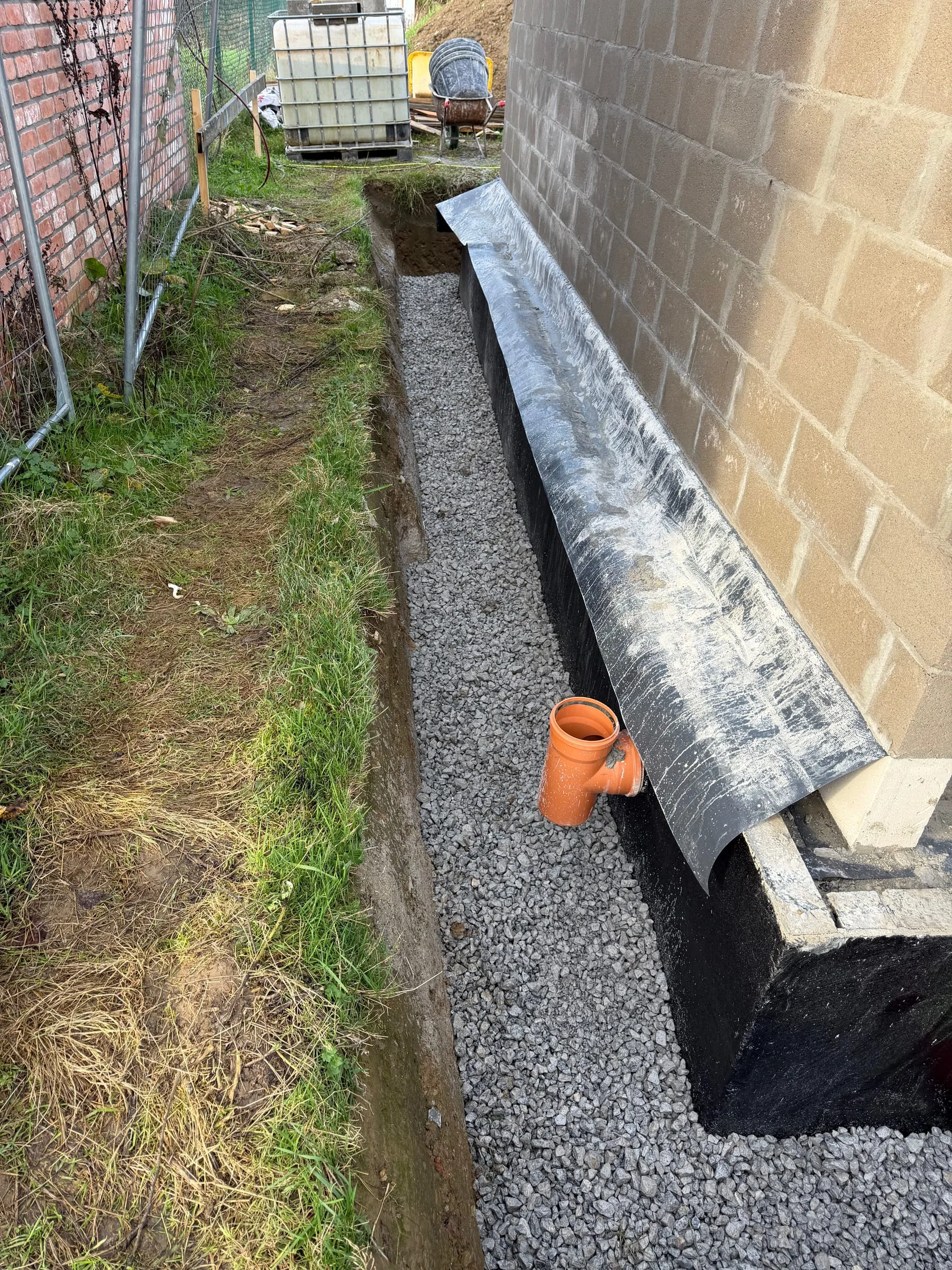 Étanchéité et drainage mis en œuvre au pied d’un mur de soubassement