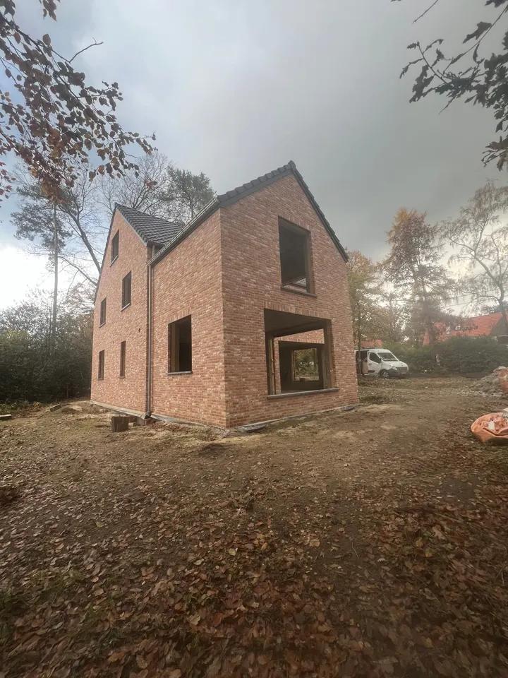 Vue générale de la maison avec ses façades en briques presque achevées