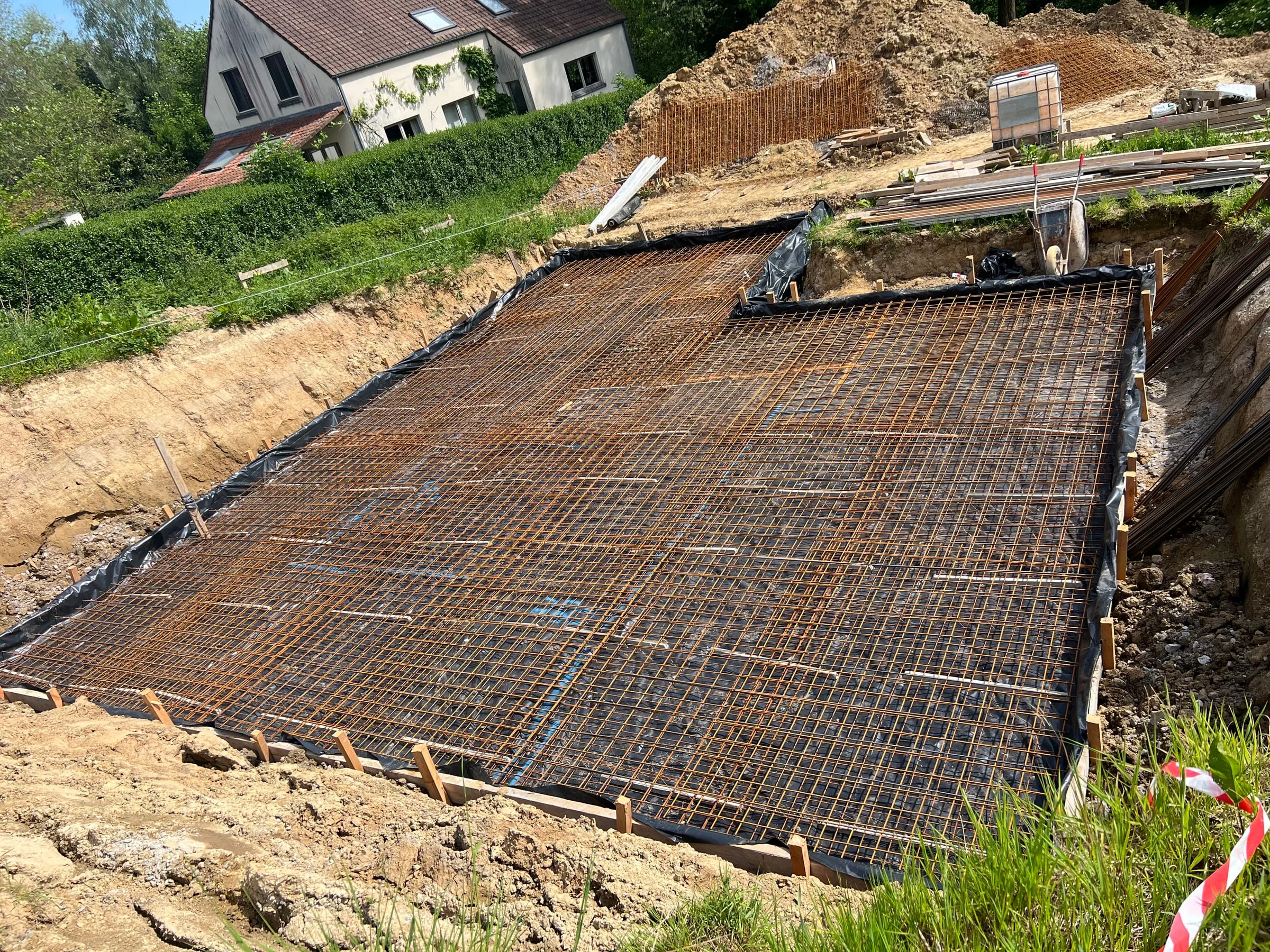 Armatures métalliques mises en place pour la dalle de fondation