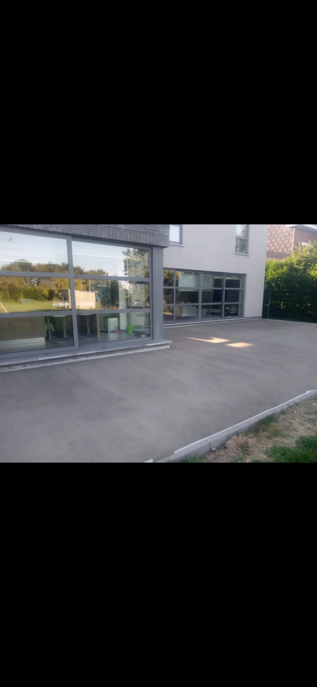 Vue d’une zone extérieure aménagée au pied de l’habitation