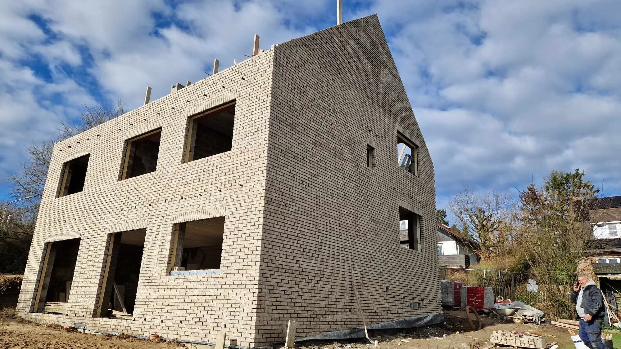 Vue générale de la maison en briques pendant la phase de gros œuvre