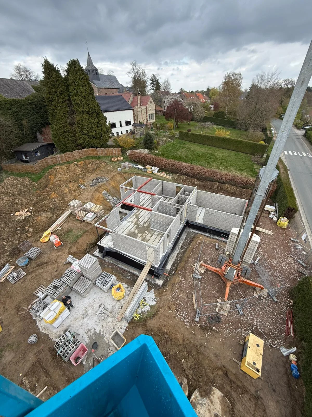 Vue en hauteur de la maison avec le rez-de-chaussée presque achevé