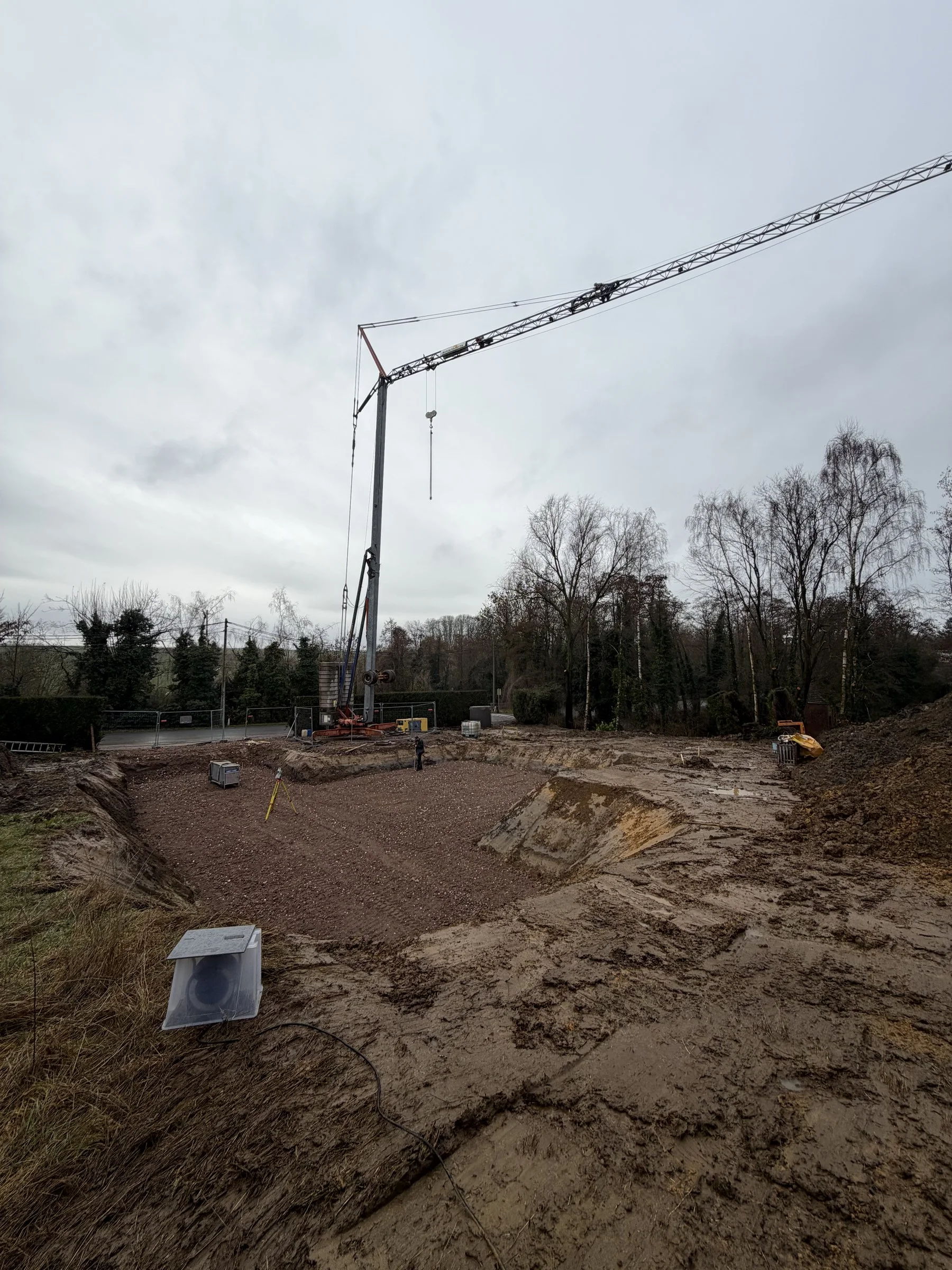 Terrain préparé avec la grue avant le début des fondations