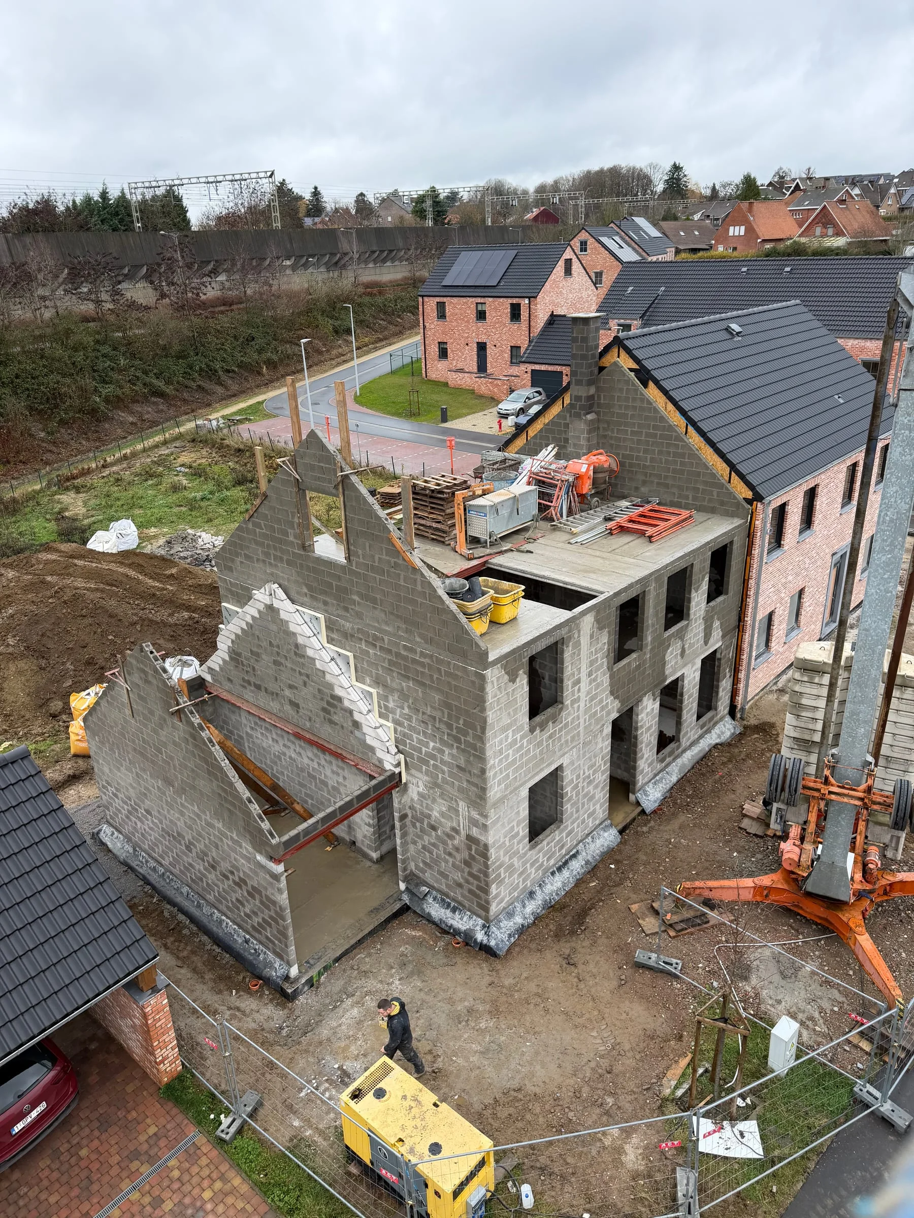 Vue en hauteur du gros œuvre avec murs en blocs et parement en briques