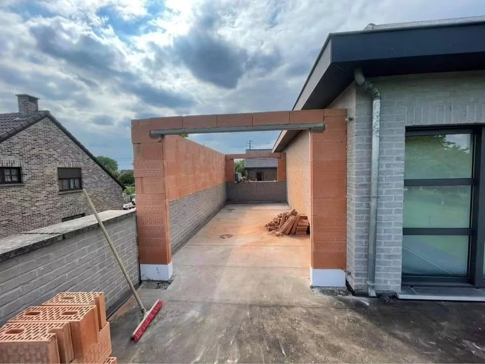 Vue latérale du nouveau volume de l’annexe accolé à l’habitation