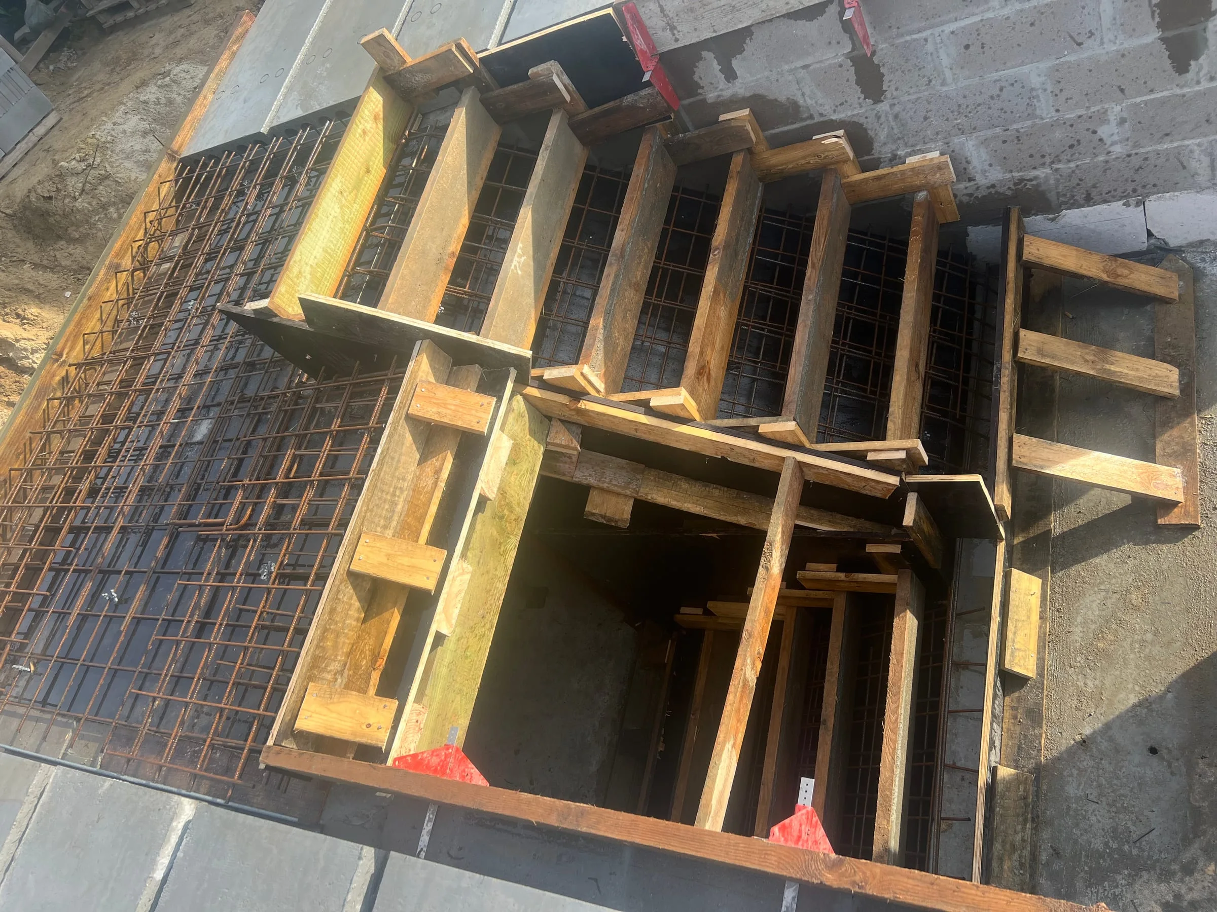 Détail du coffrage de l’escalier intégré dans la structure
