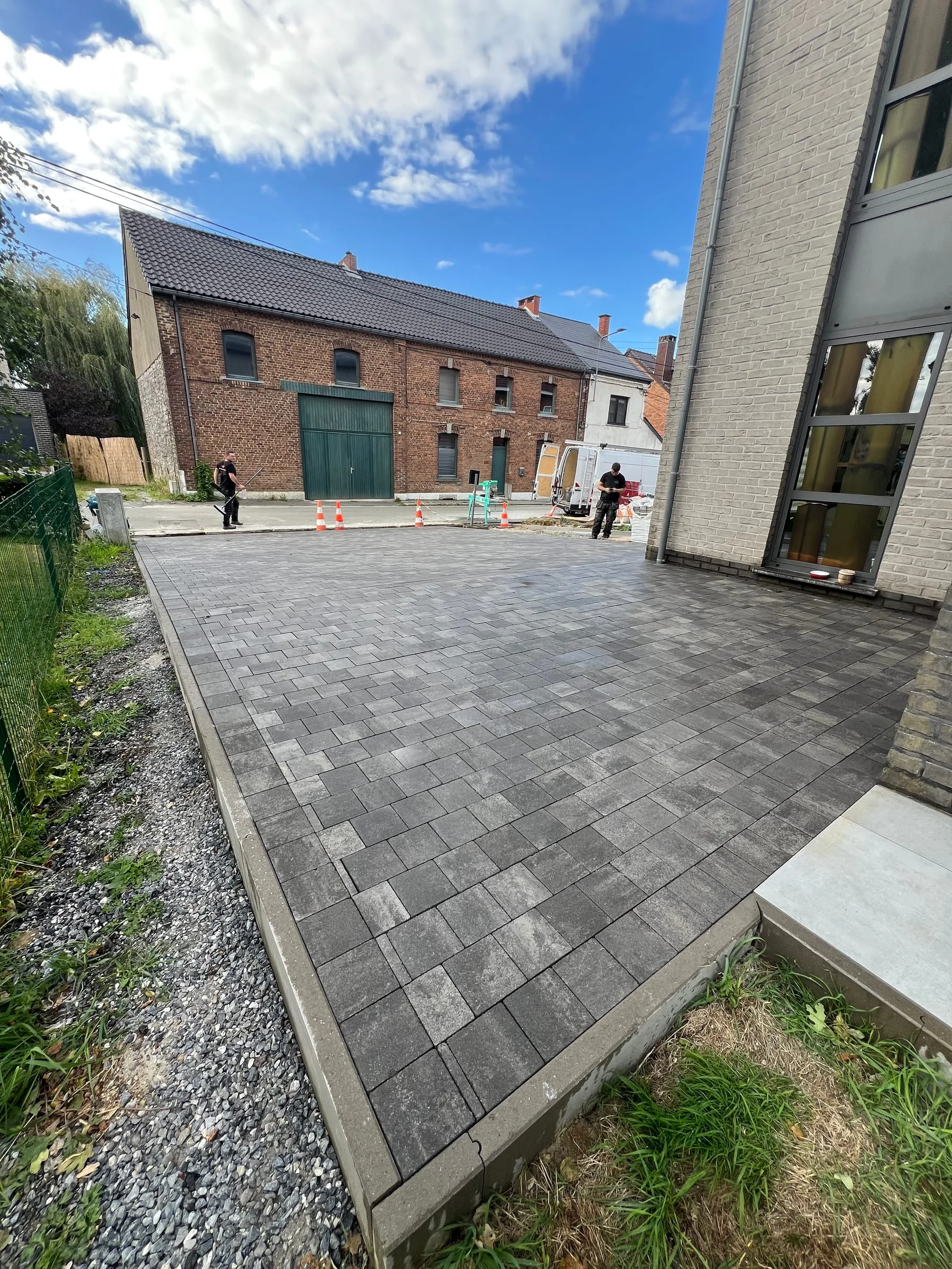 Vue générale de la terrasse et des surfaces pavées terminées