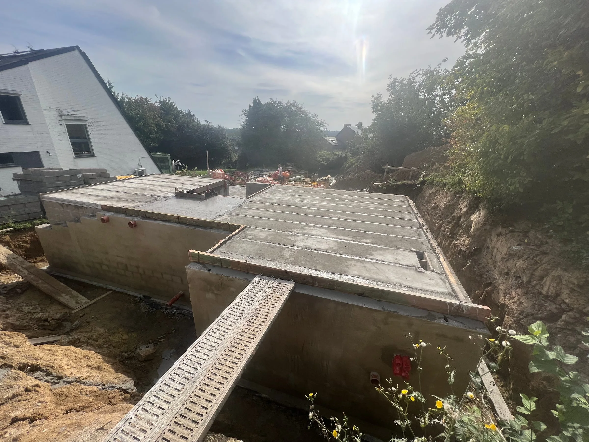 Dalle en béton couvrant le niveau inférieur de la maison