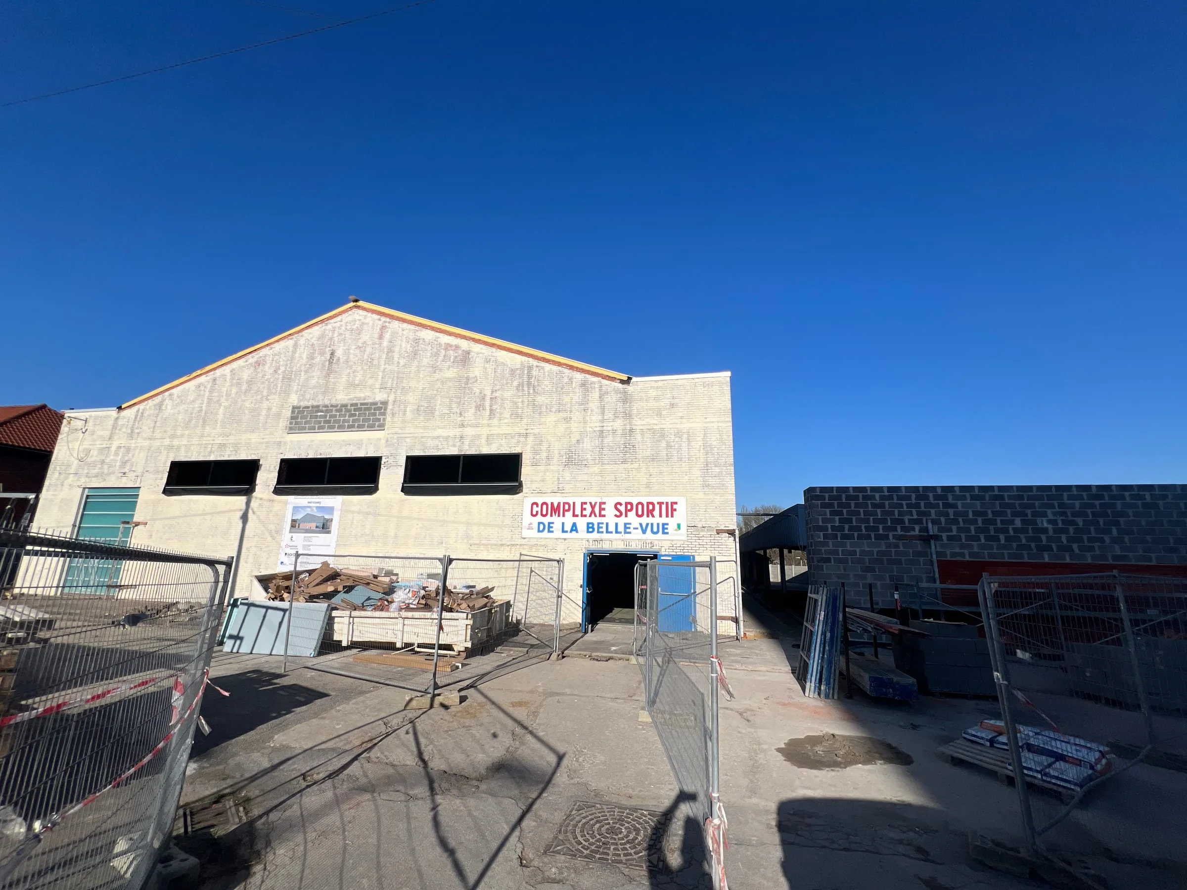 Vue du complexe sportif avant ou pendant les travaux de rénovation de façade