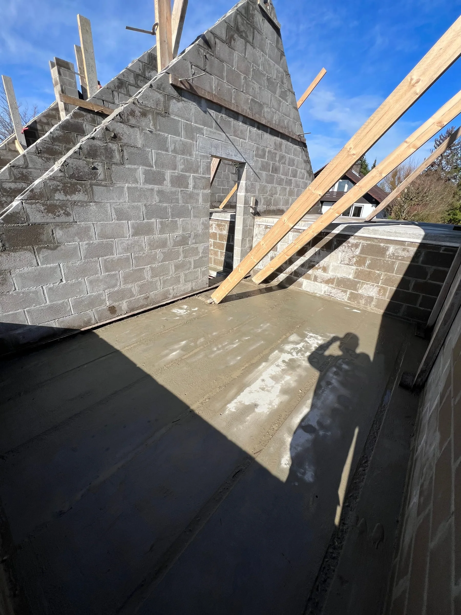 Plancher en béton et murs de pignon en cours de réalisation