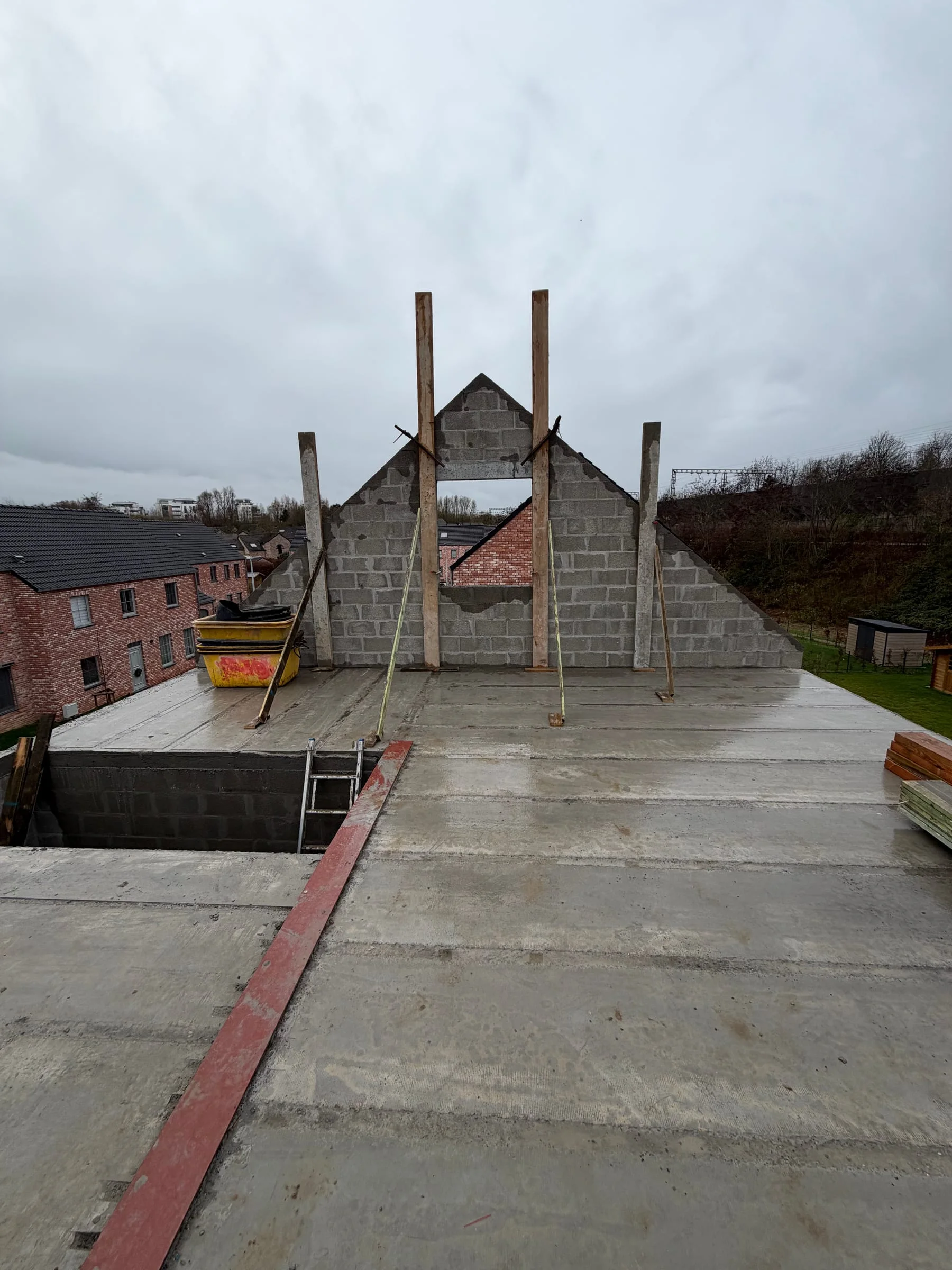 Plancher supérieur et maçonneries des pignons en cours de réalisation