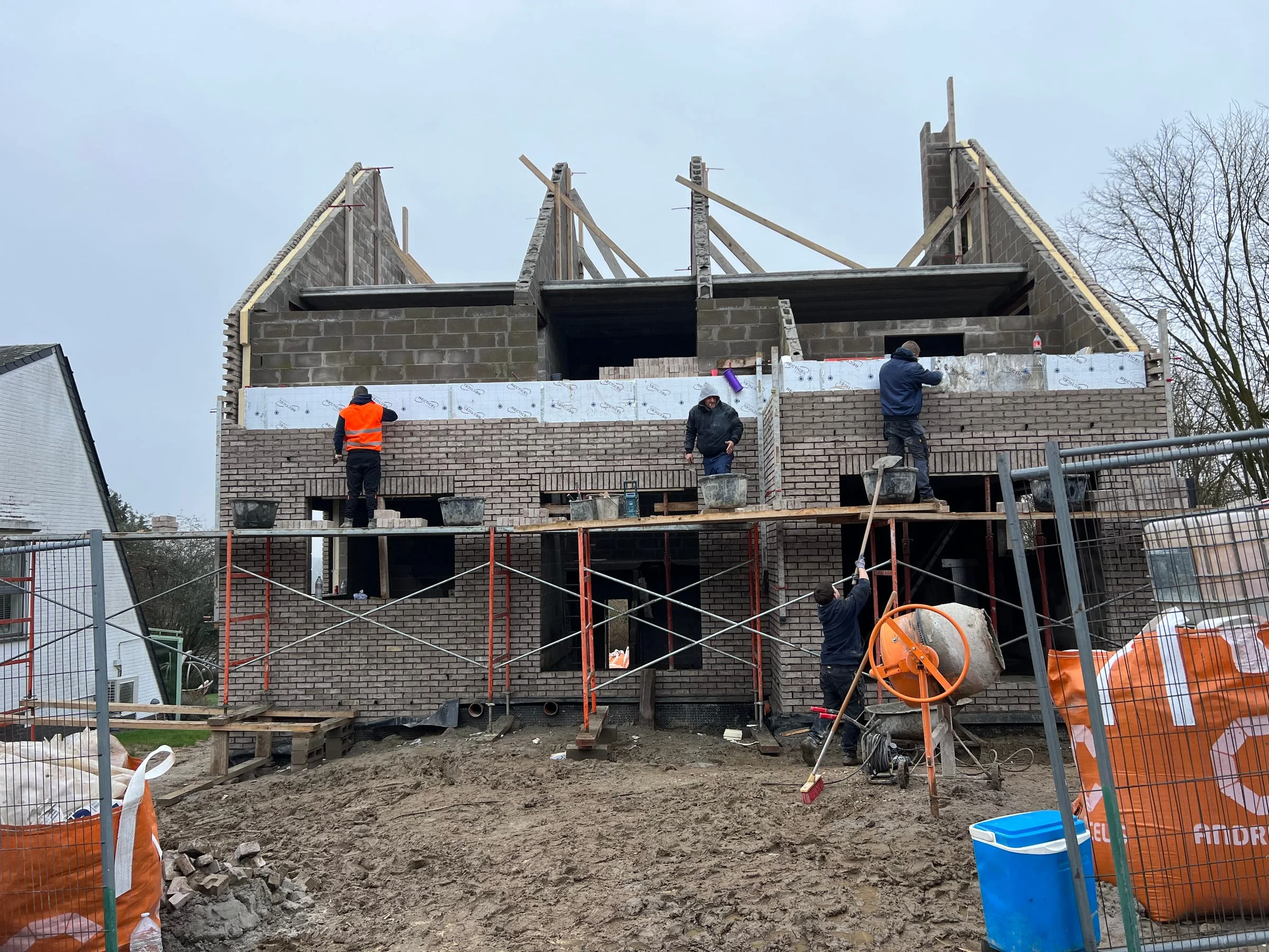Élévation de la façade et des pignons pendant la construction de la toiture
