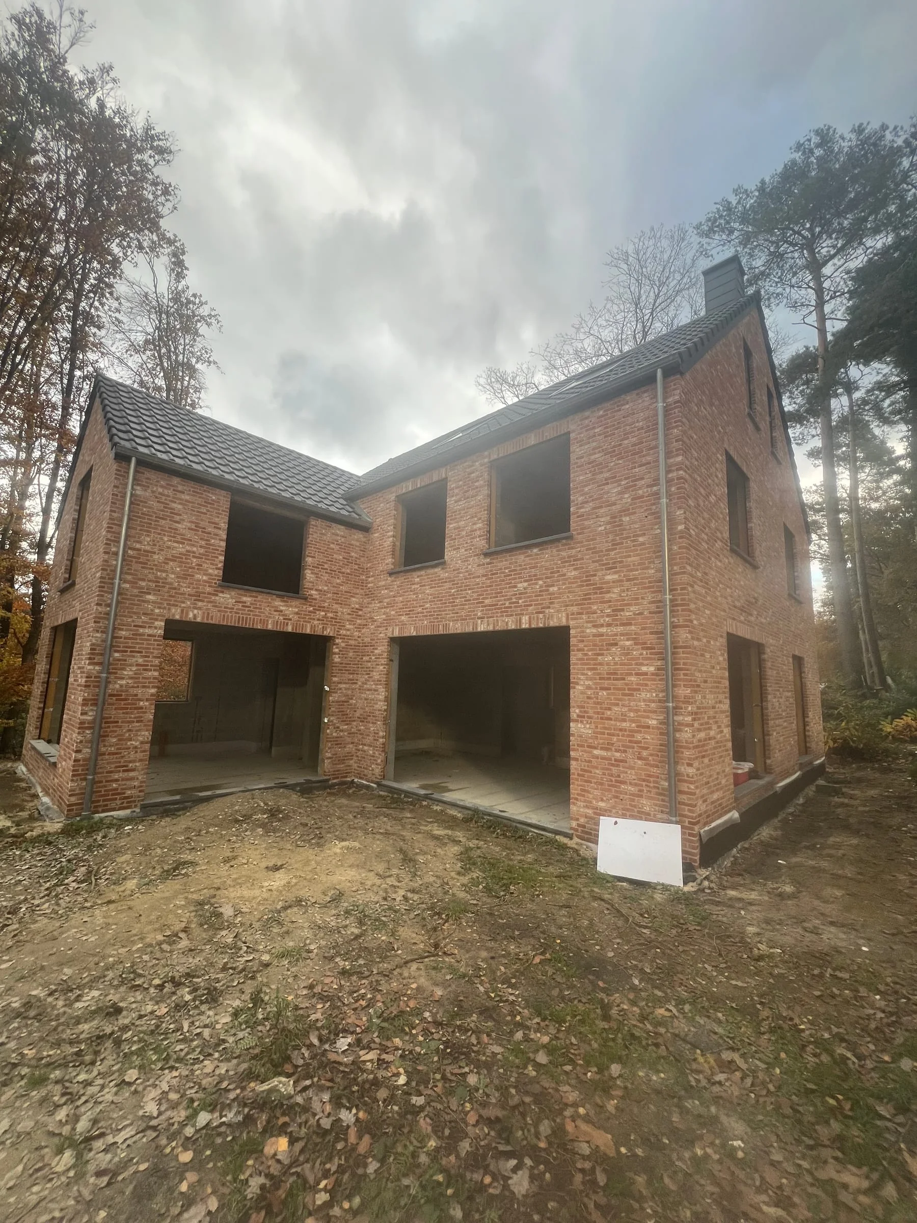 Vue de la façade arrière et du volume annexe en parement de briques
