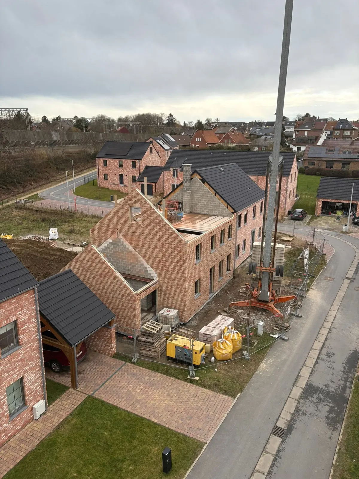Maison unifamiliale en briques en cours de construction à Braine-l’Alleud