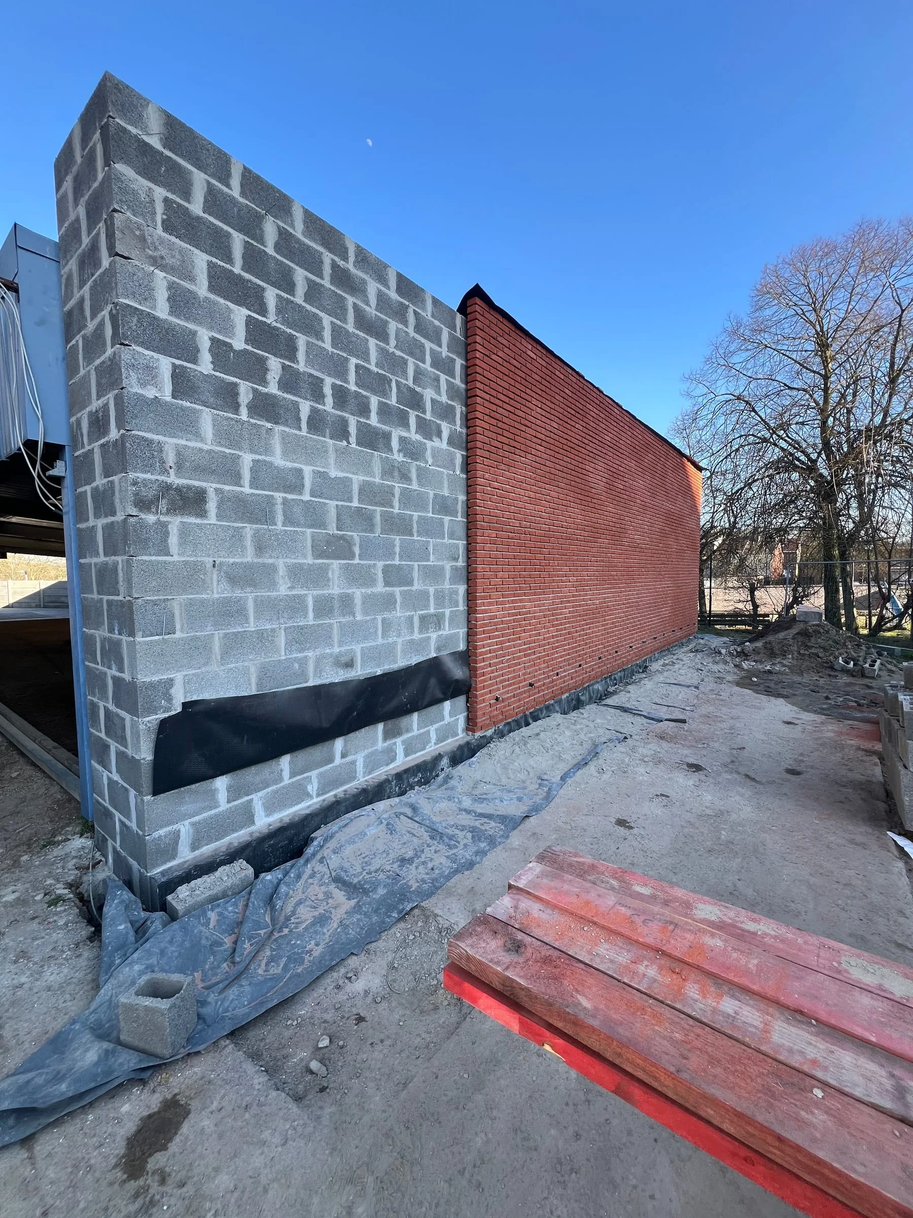 Maçonnerie en blocs et départ du nouveau parement de façade