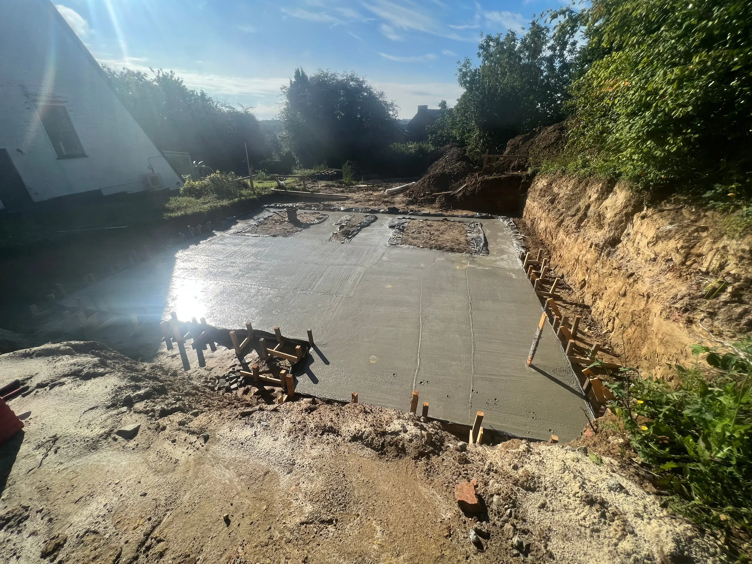 Dalle en béton fraîchement coulée au niveau inférieur