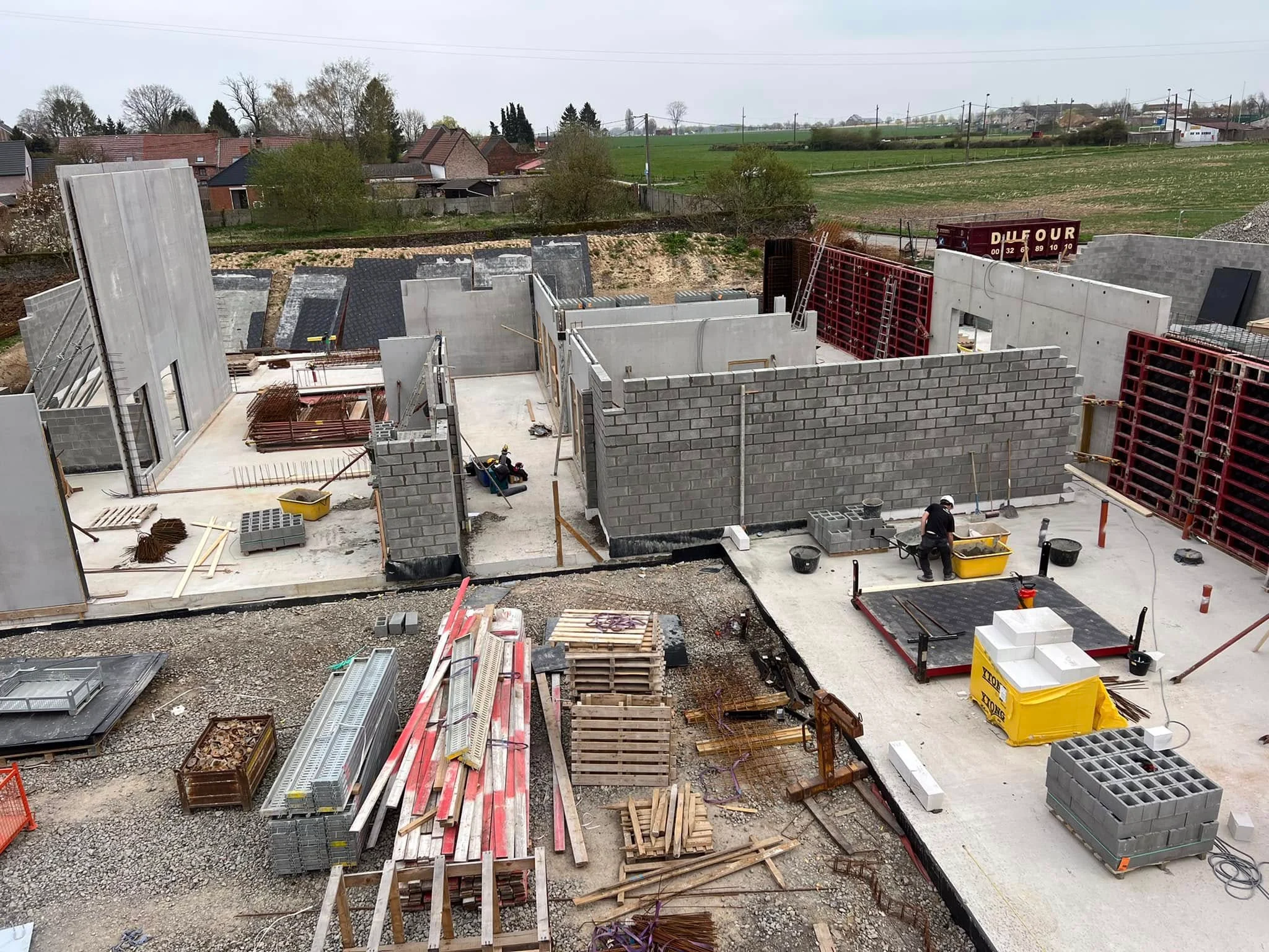 Vue générale du chantier de l’école Le Trèfle avec les murs intérieurs en construction