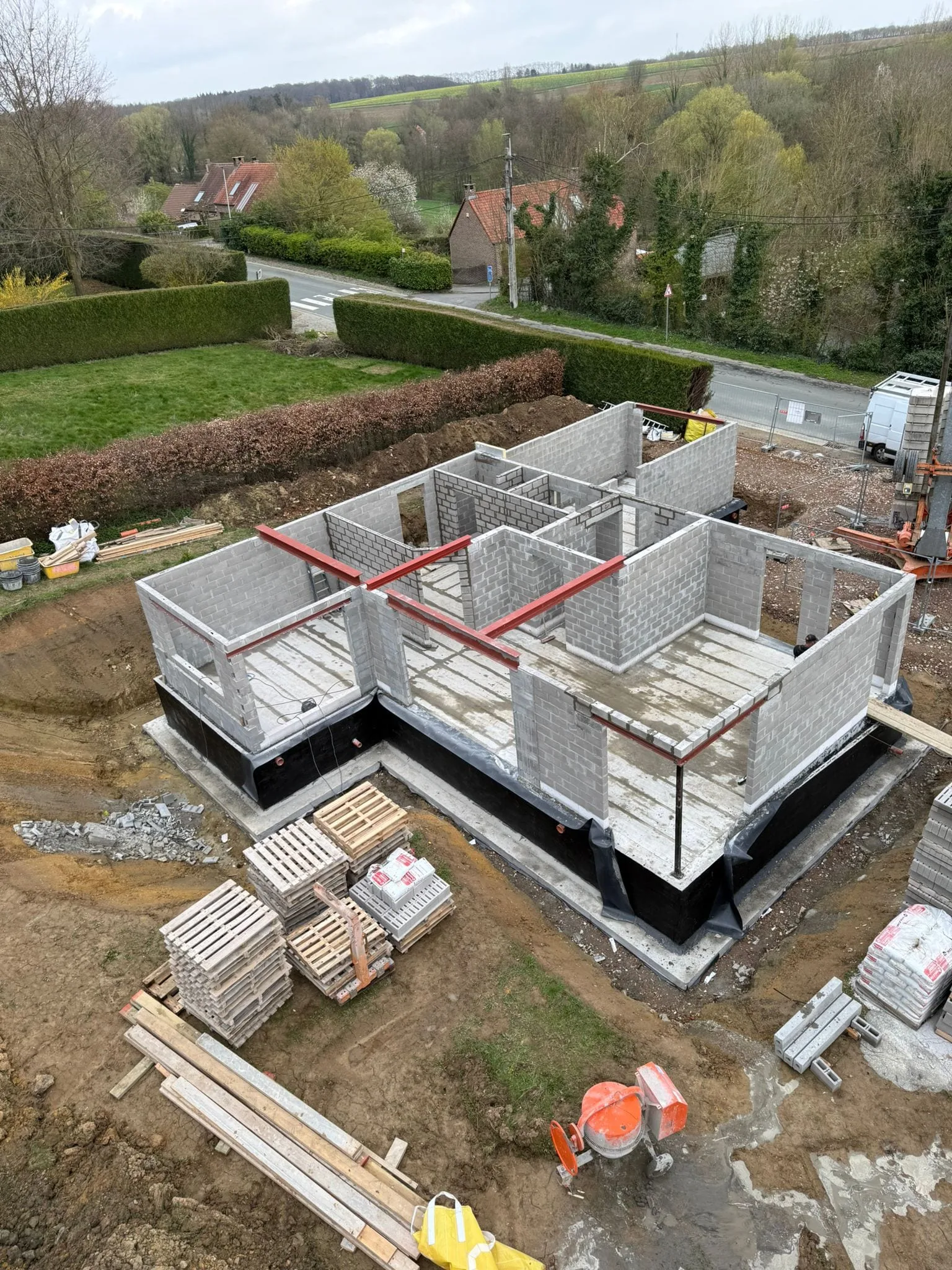 Élévation des murs du rez-de-chaussée d’une maison à Glabais
