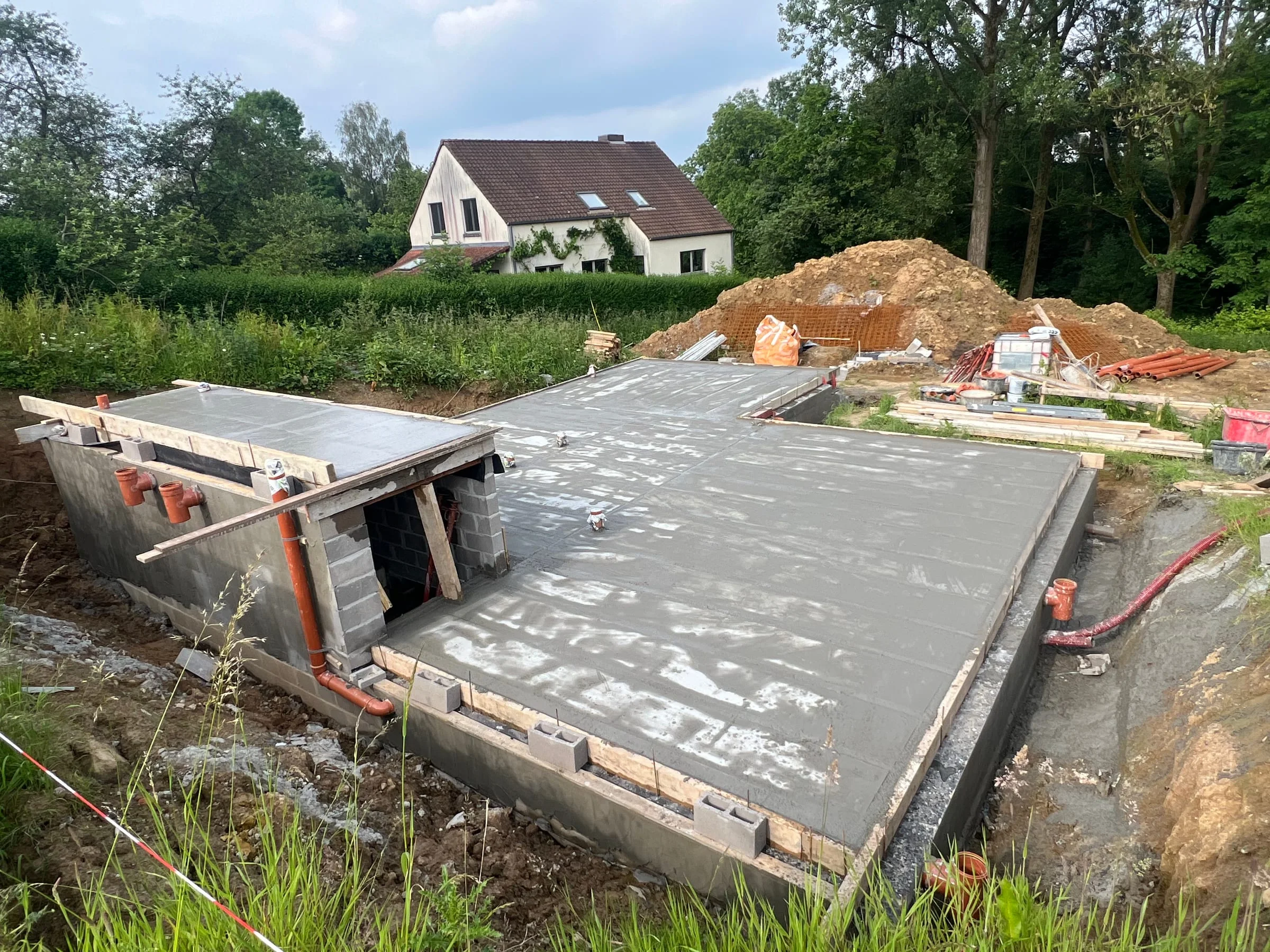 Dalle en béton terminée avant l’élévation des murs