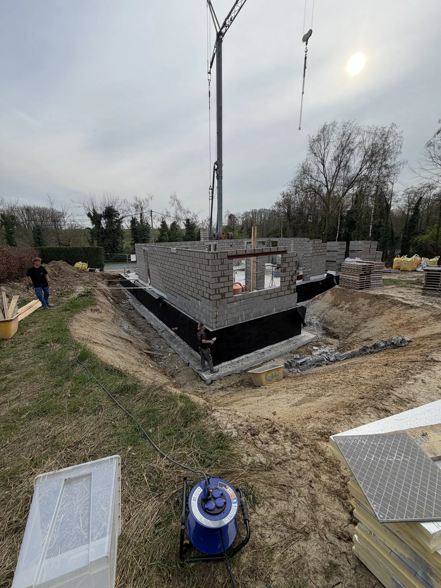 Vue générale de la maison en cours d’élévation sur son soubassement
