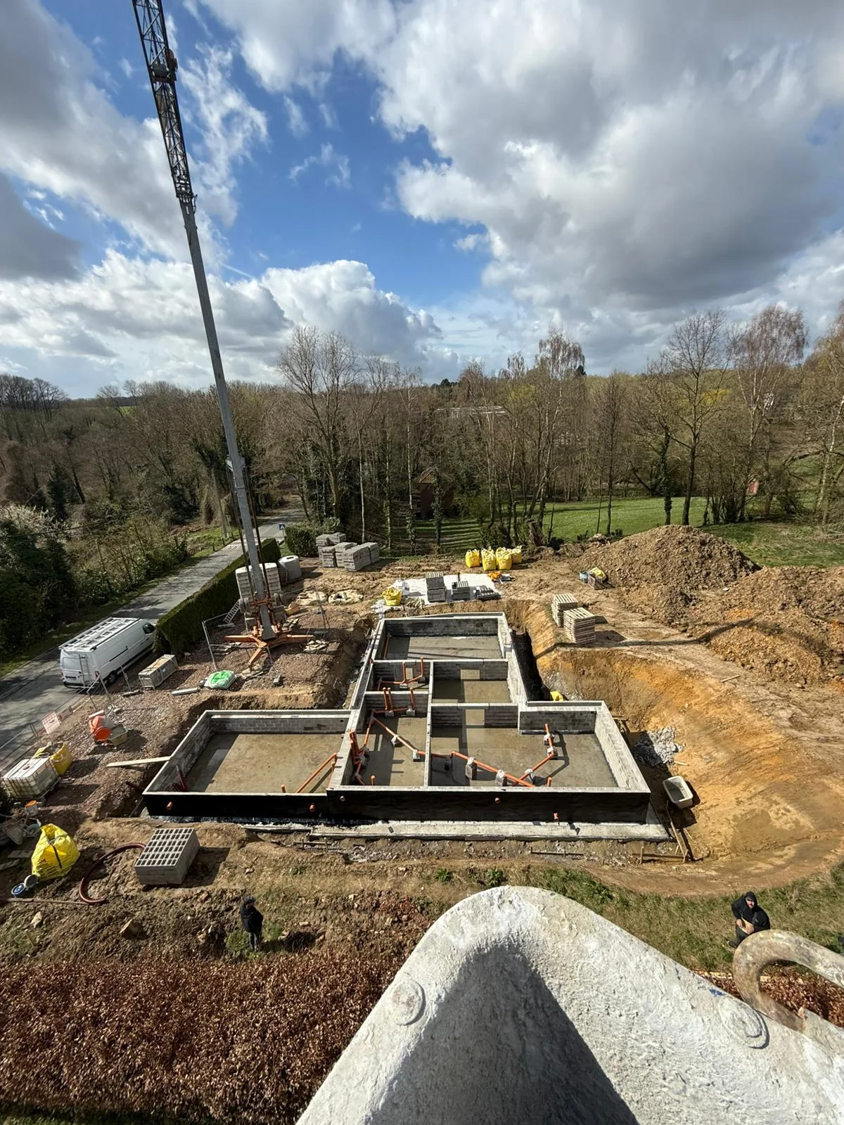 Vue générale du chantier avec les murs de soubassement