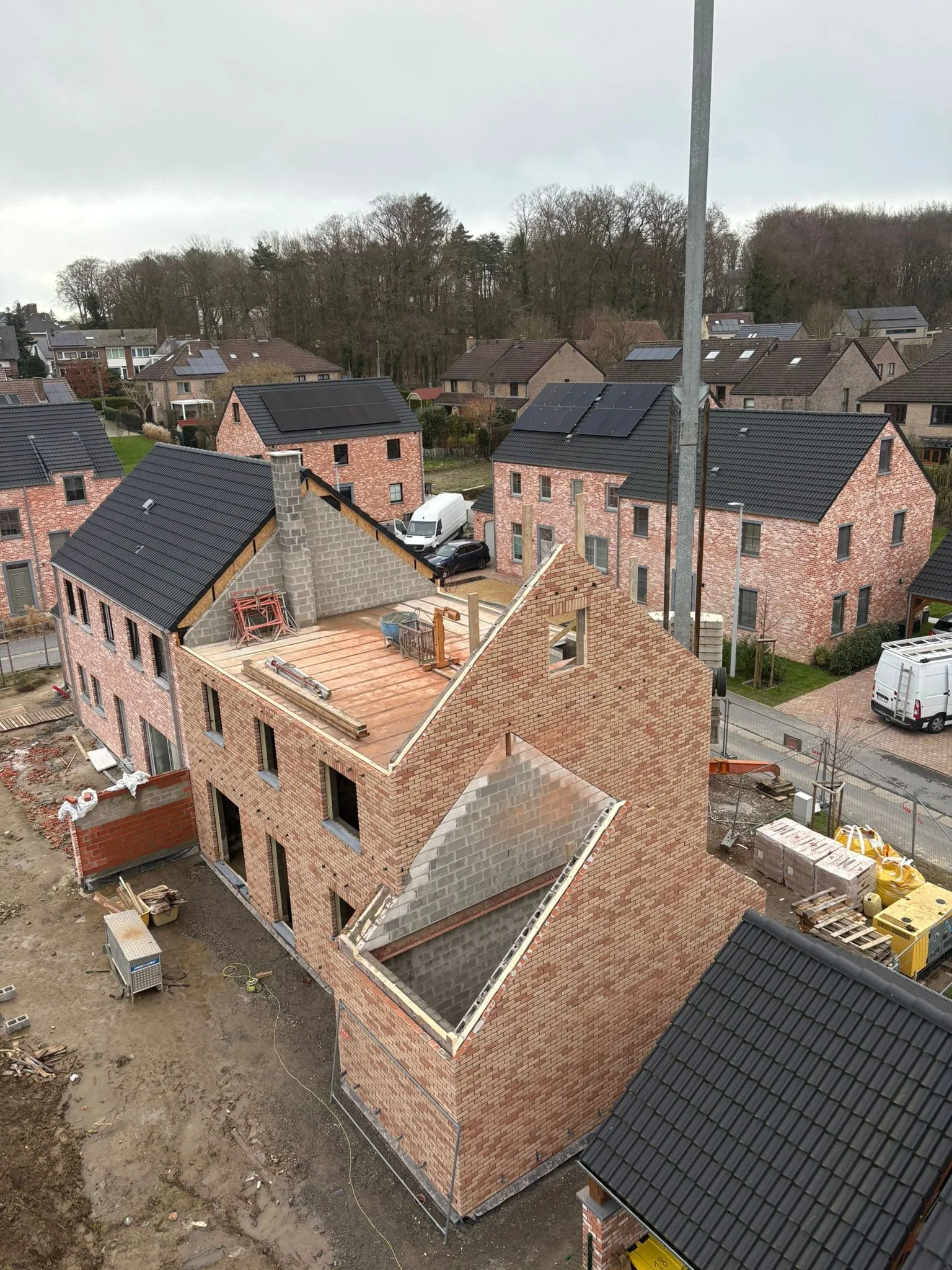 Vue en hauteur de la maison en briques pendant le gros œuvre