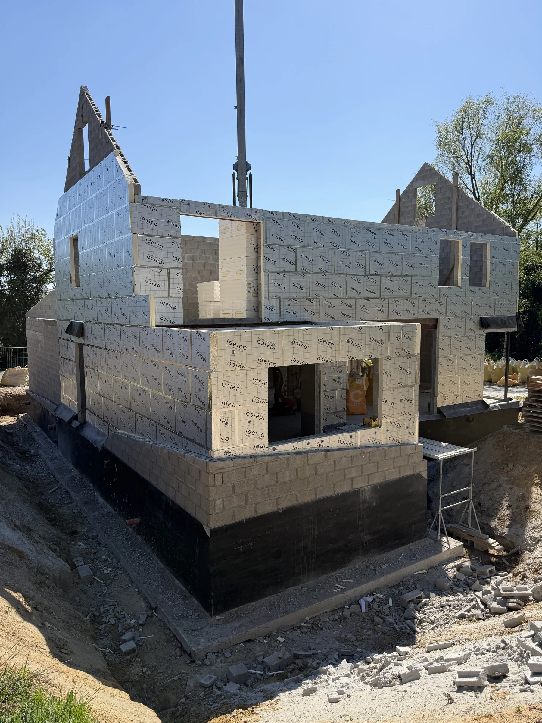 Façade arrière en blocs avec les grandes ouvertures de la maison