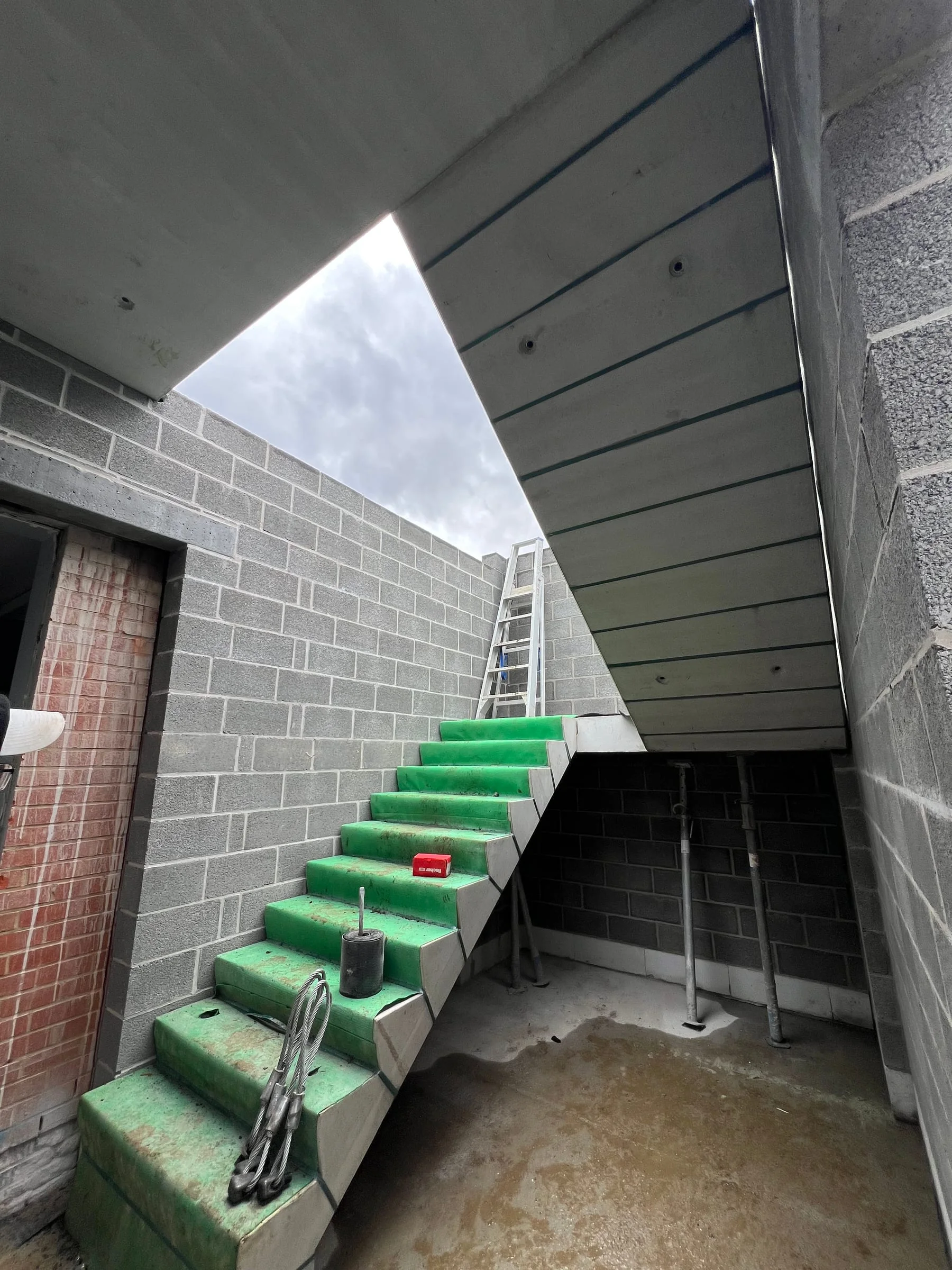 Maçonneries intérieures et escalier pendant les travaux de rénovation