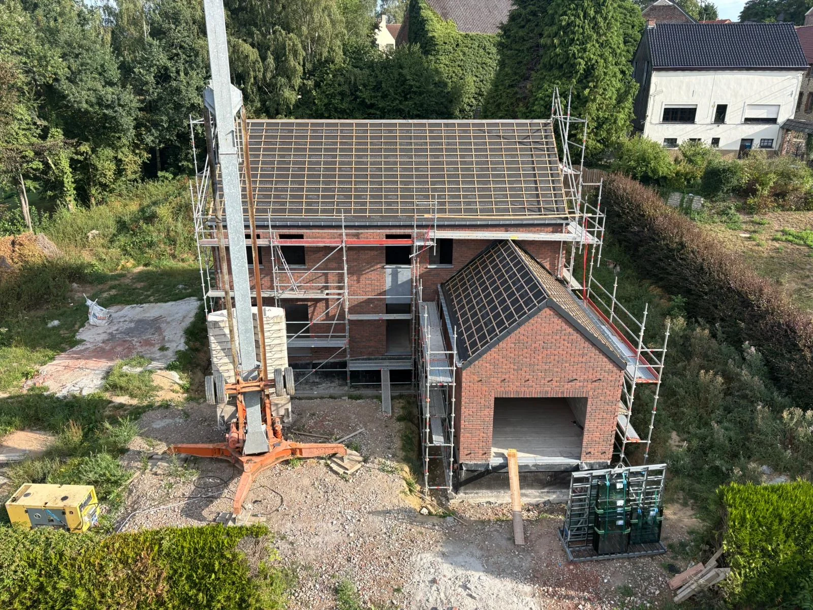 Vue aérienne de la maison en briques pendant la pose de la toiture