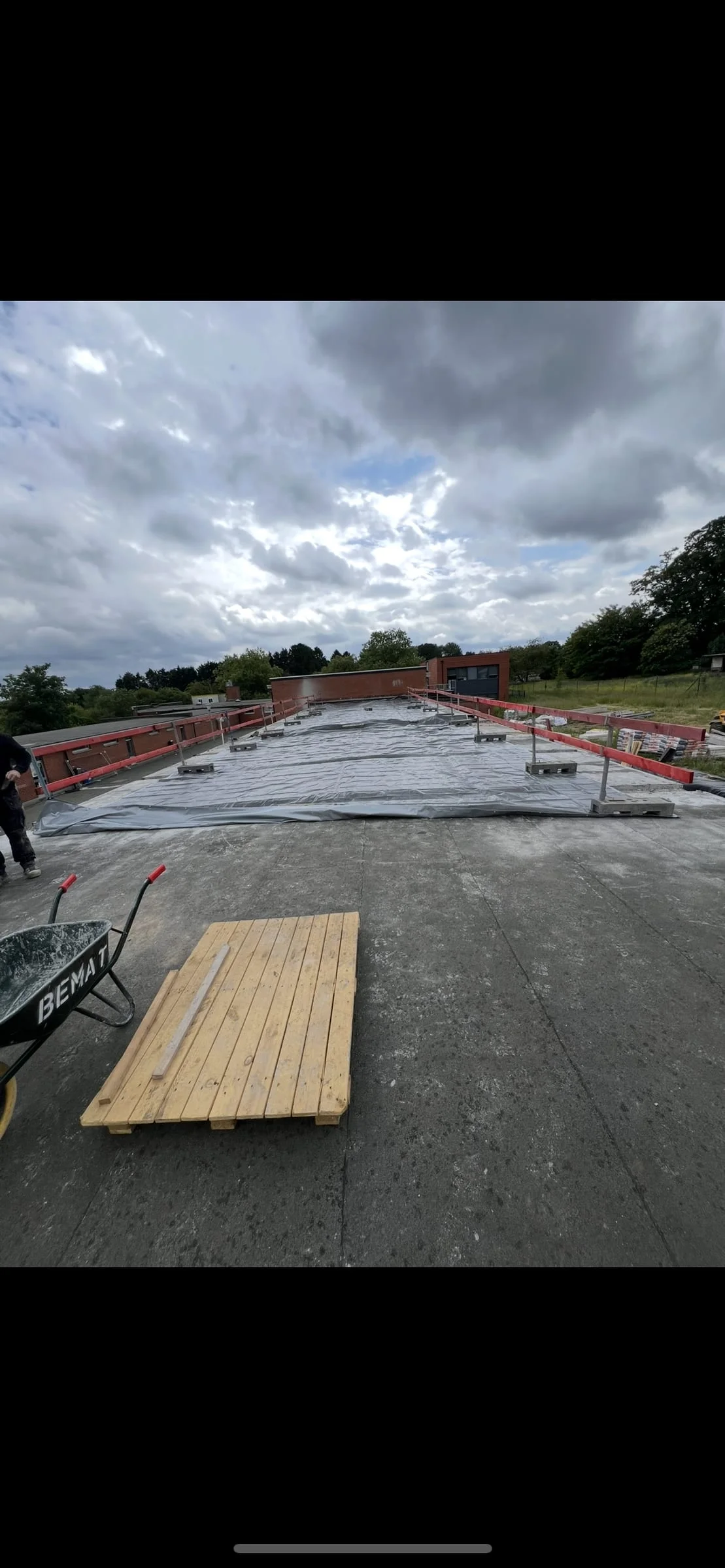 Vue en hauteur de la structure métallique installée sur la toiture de l’école