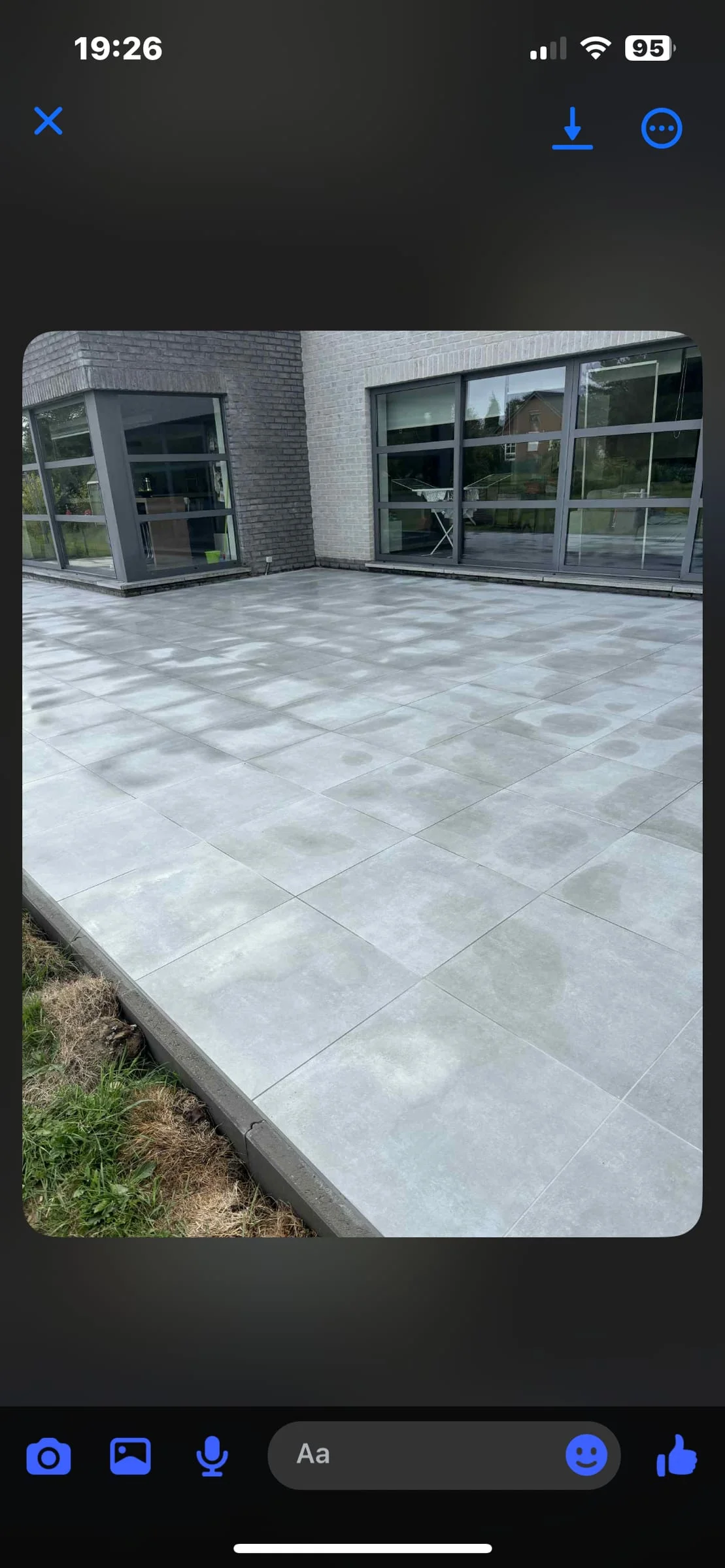 Terrasse carrelée terminée à l’arrière de l’habitation