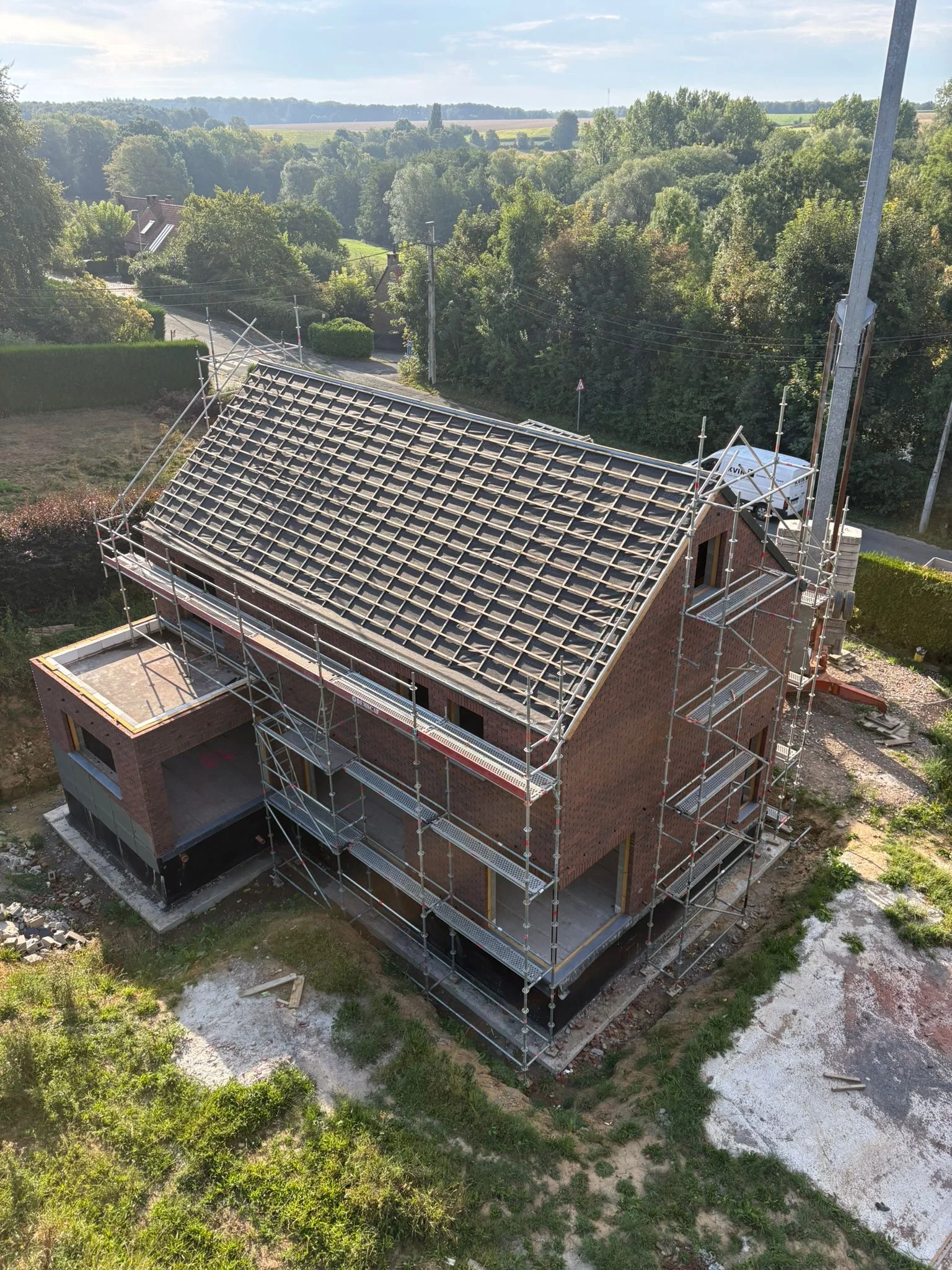 Vue aérienne finale de la maison sous toiture avec ses volumes annexes