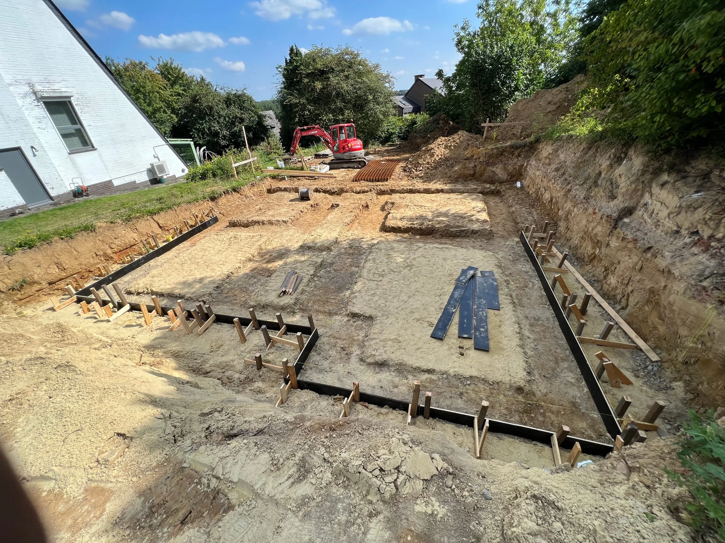 Préparation de la dalle de fondation sur la plateforme terrassée