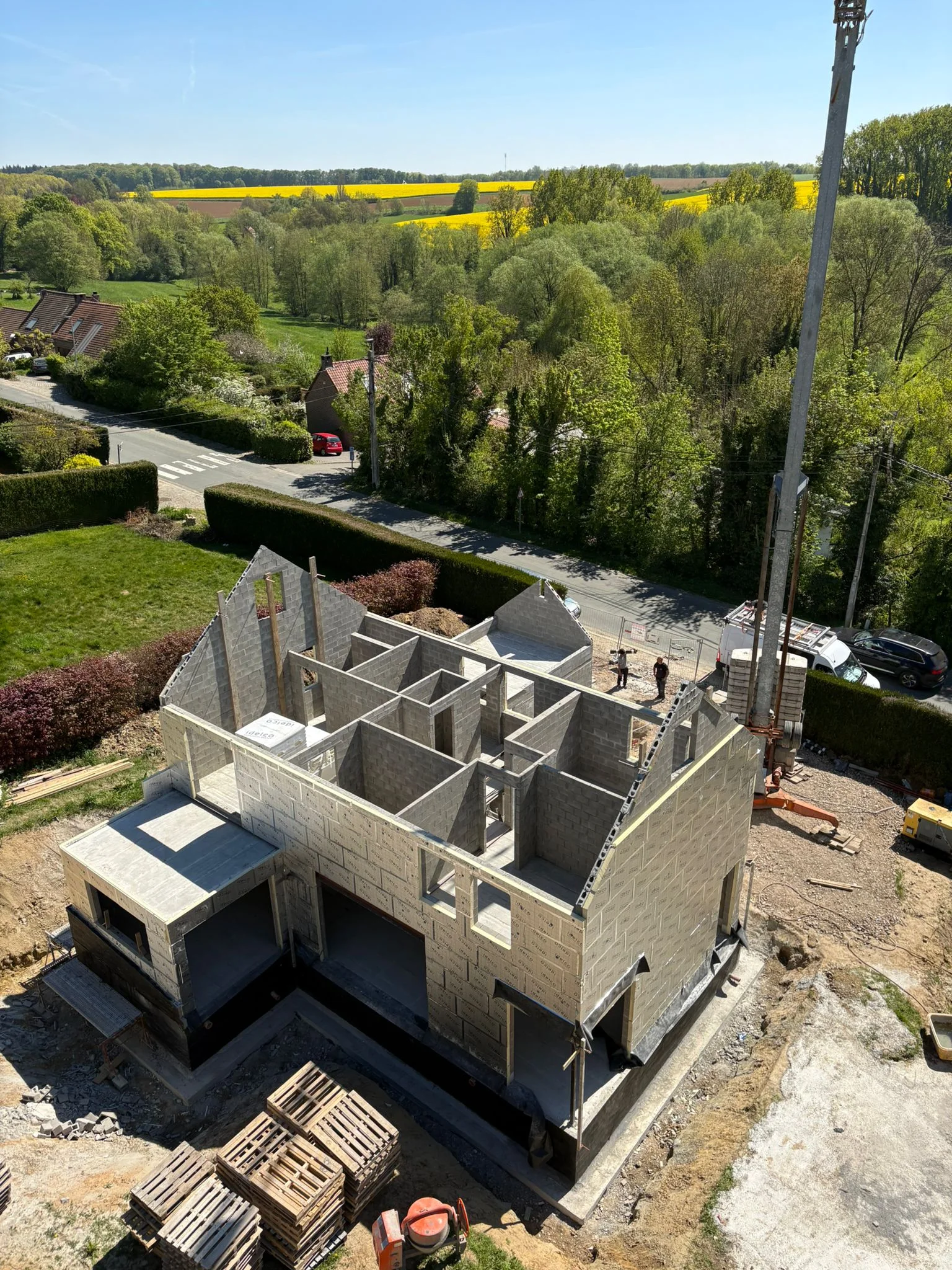 Vue en hauteur des murs, pignons et volumes annexes du gros œuvre