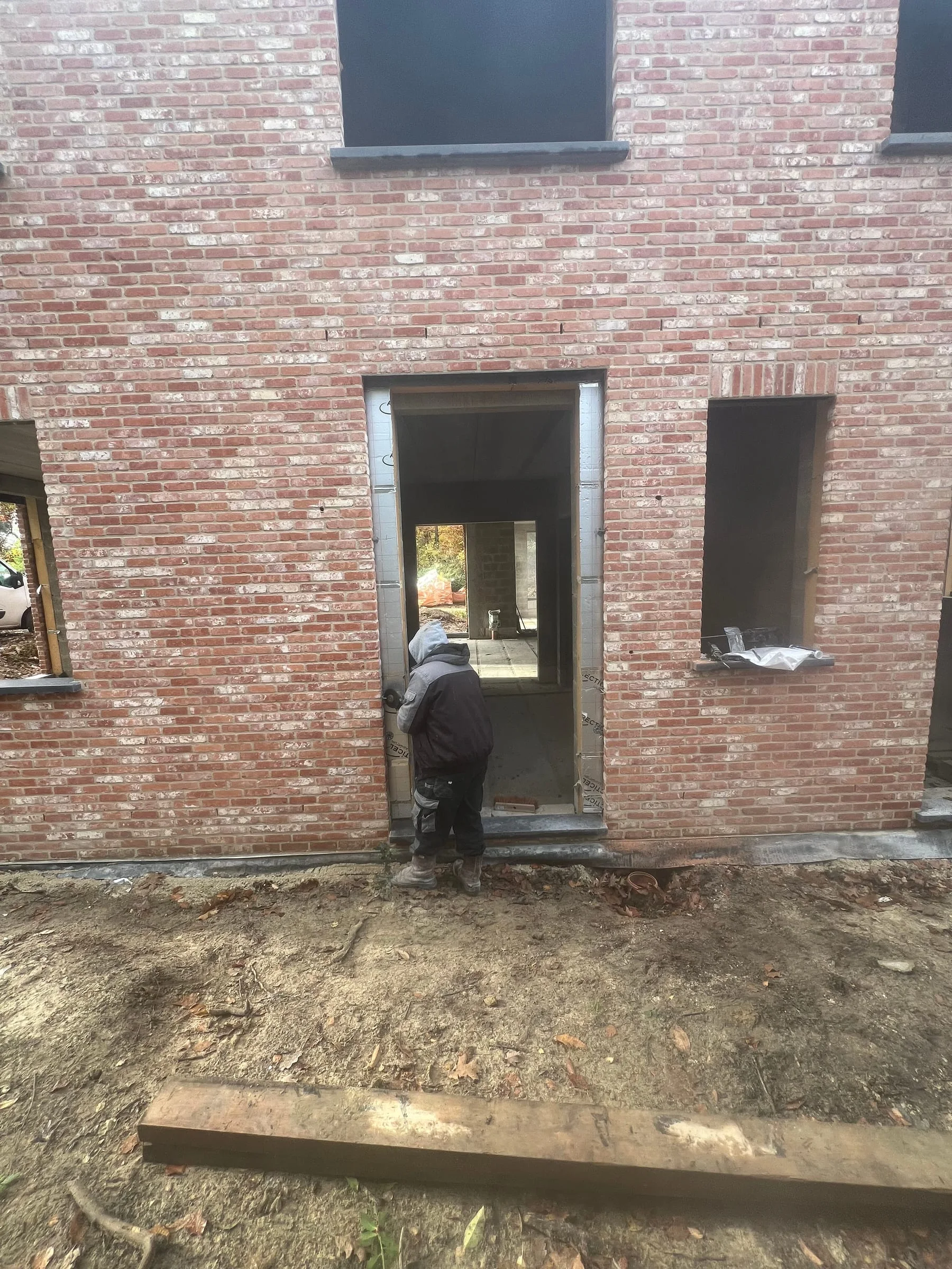 Parement en briques réalisé autour d’une porte et des fenêtres